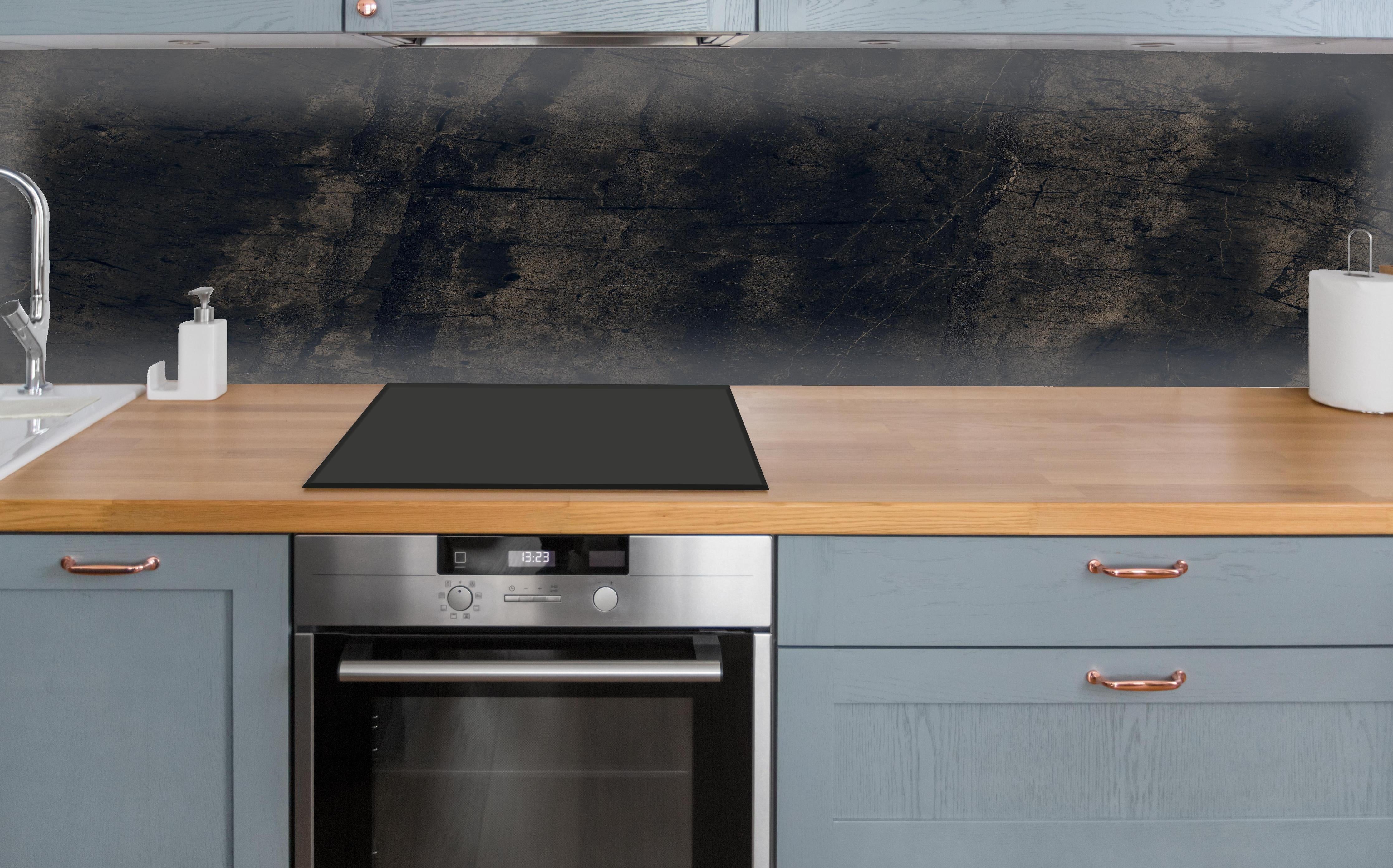 Küche - Dunkle Betonstein-Textur über polierter Holzarbeitsplatte mit Cerankochfeld