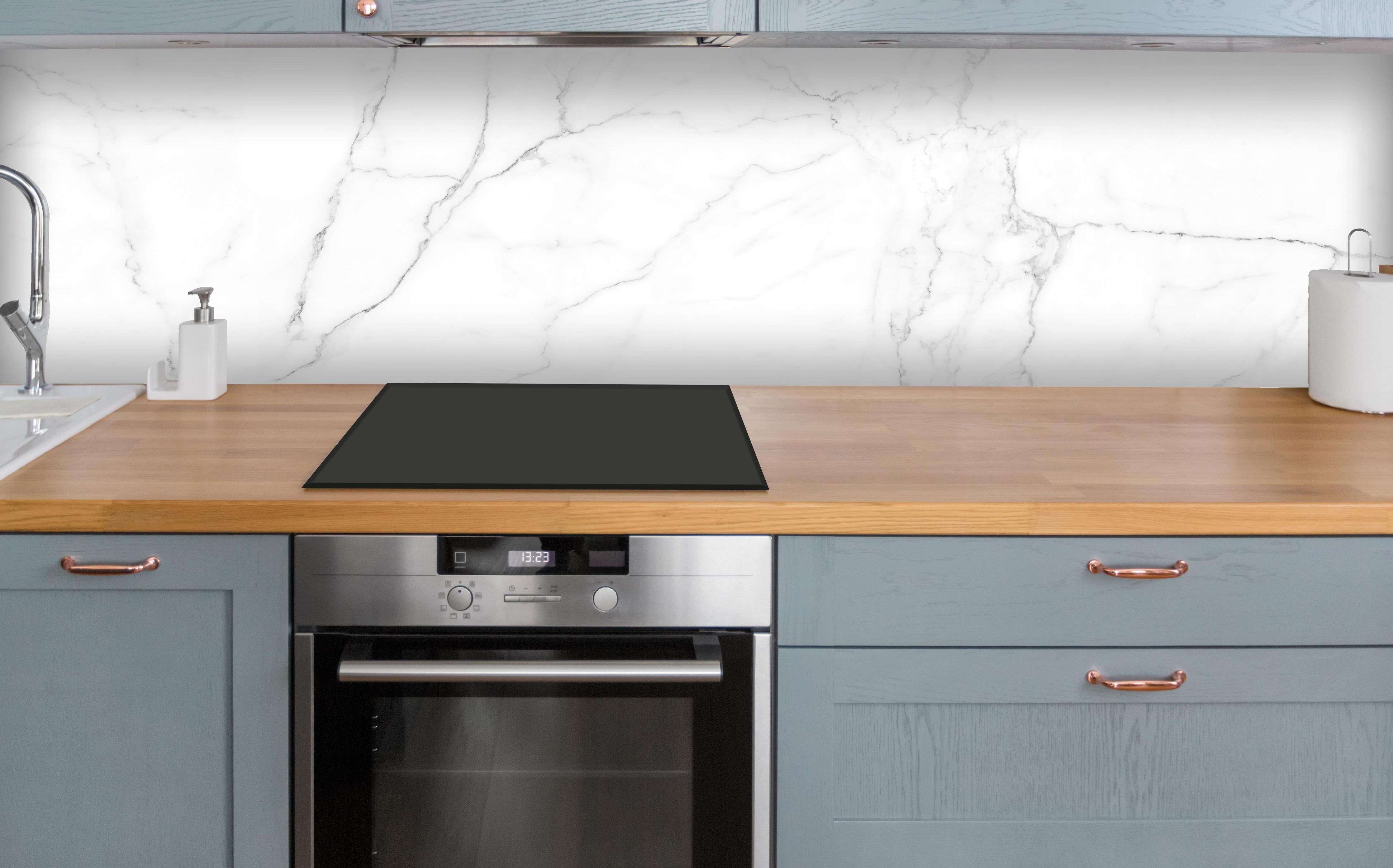 Küche - Edle Marmor-Textur im Luxus-Stil über polierter Holzarbeitsplatte mit Cerankochfeld