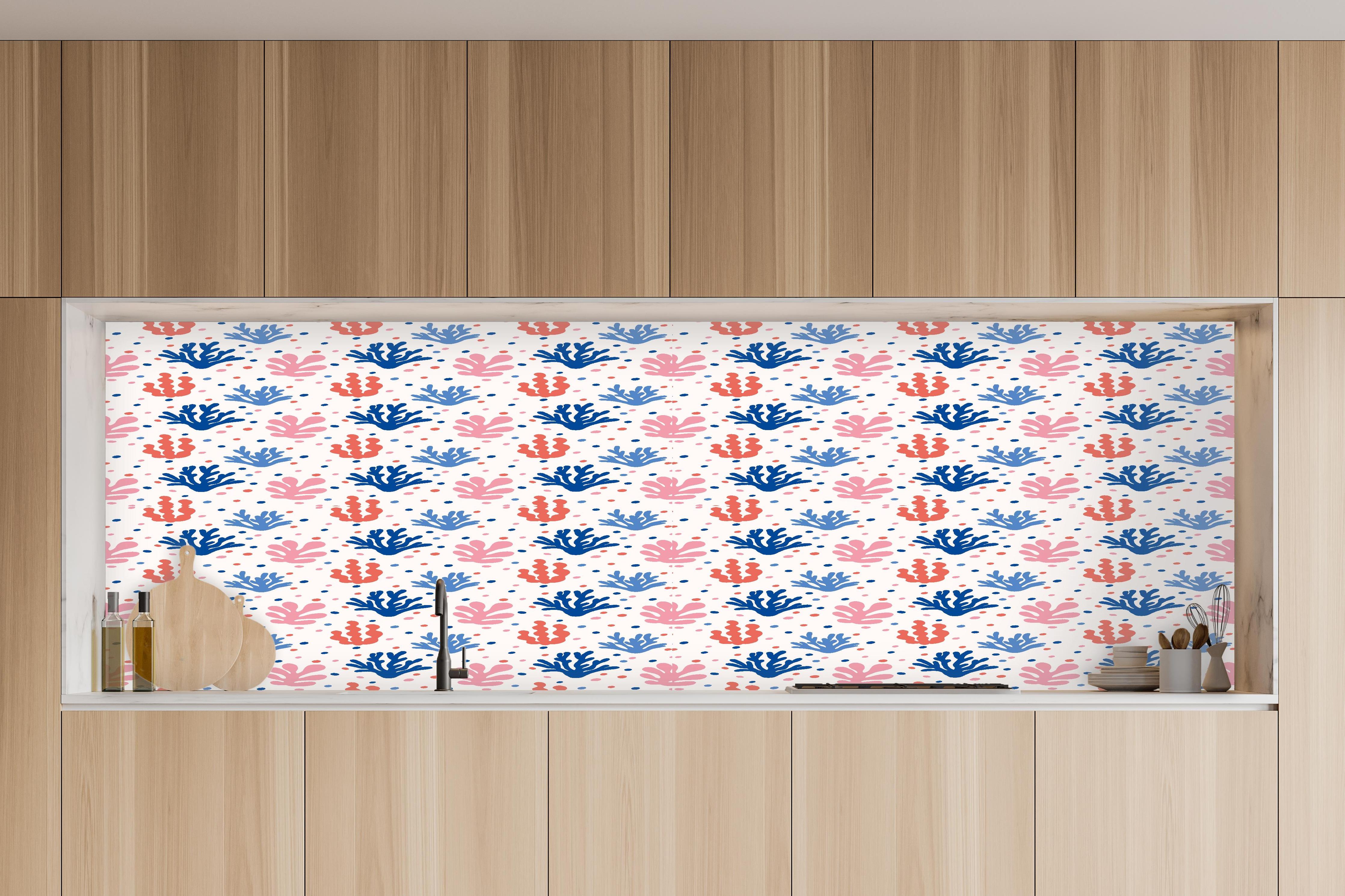 Küche - Exotisches Korallen-Design in Blau und Rosa in charakteristischer Vollholz-Küche mit modernem Gasherd