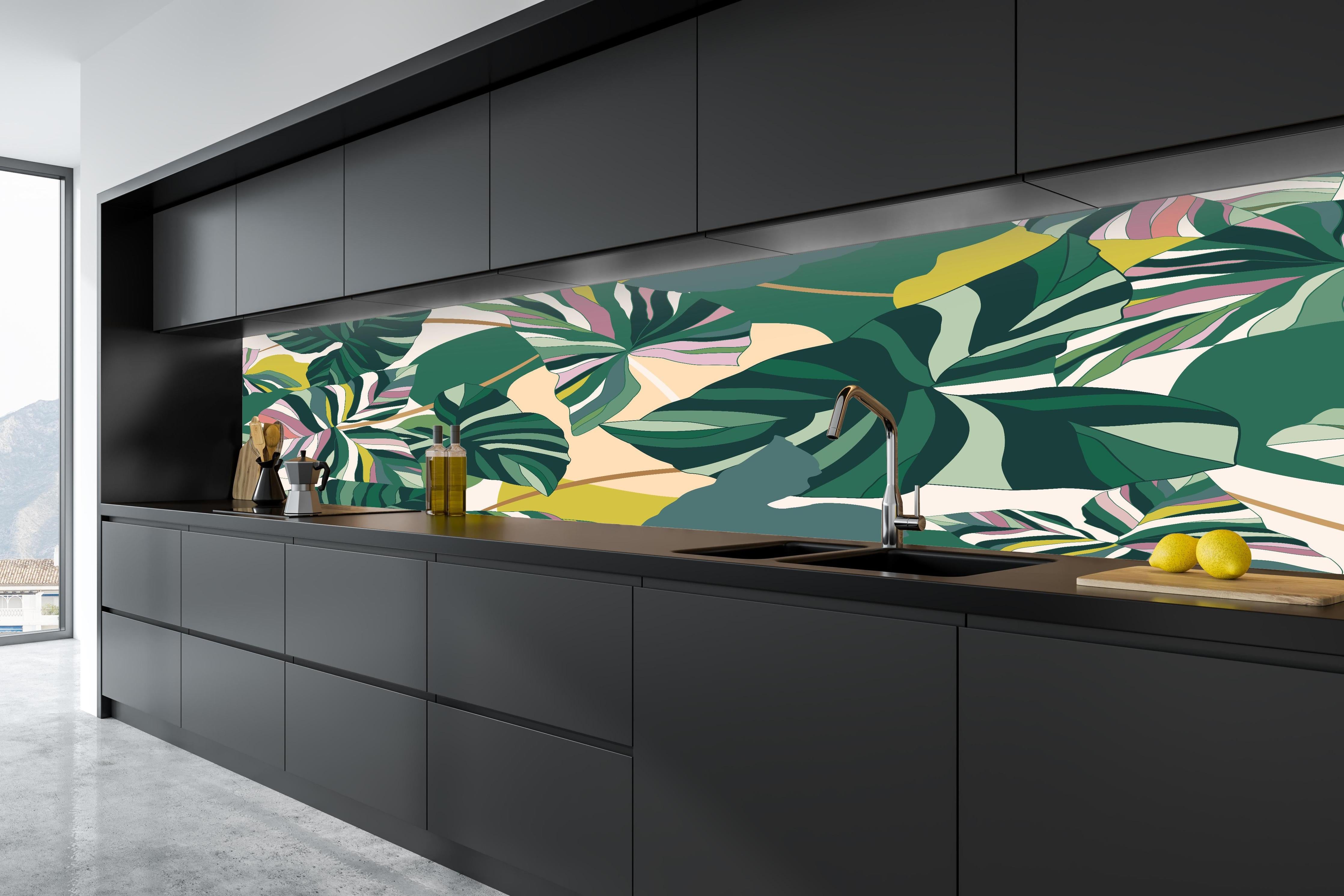 Küche - Exotisches Monstera Blattdesign in tiefschwarzer matt-premium Einbauküche