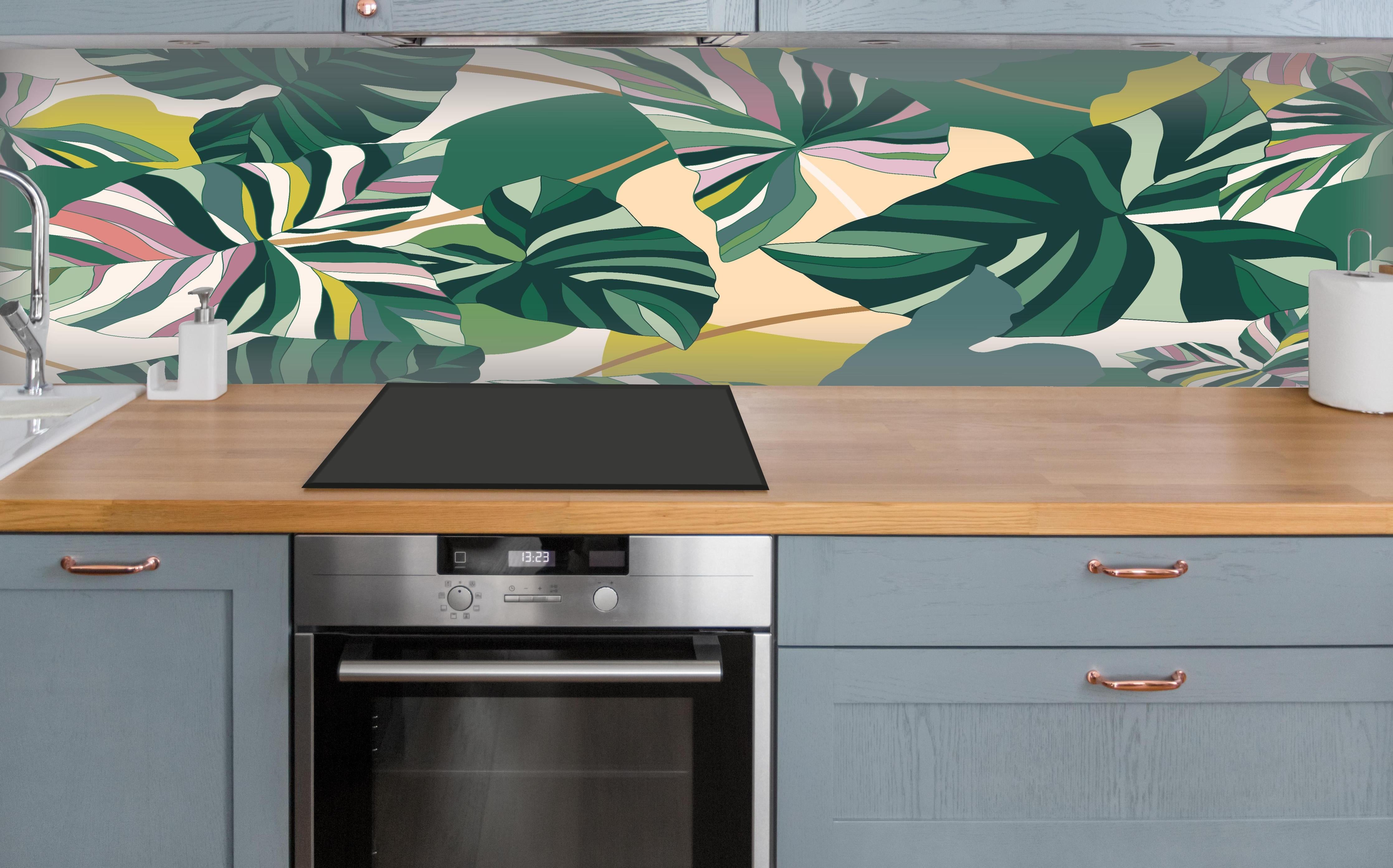 Küche - Exotisches Monstera Blattdesign über polierter Holzarbeitsplatte mit Cerankochfeld
