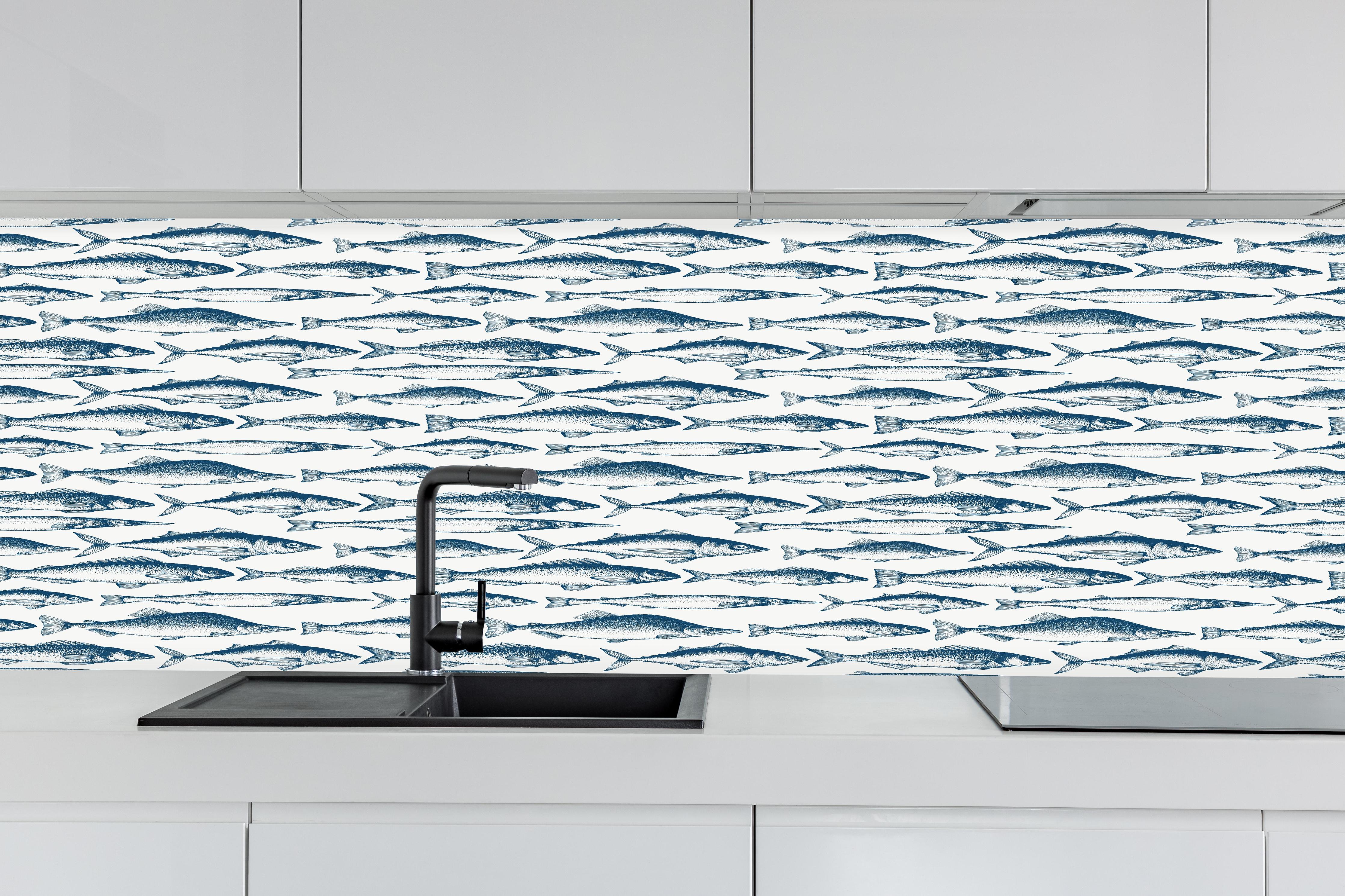 Küche - Fisch-Design in Blau und Weiß hinter weißen Hochglanz-Küchenregalen und schwarzem Wasserhahn