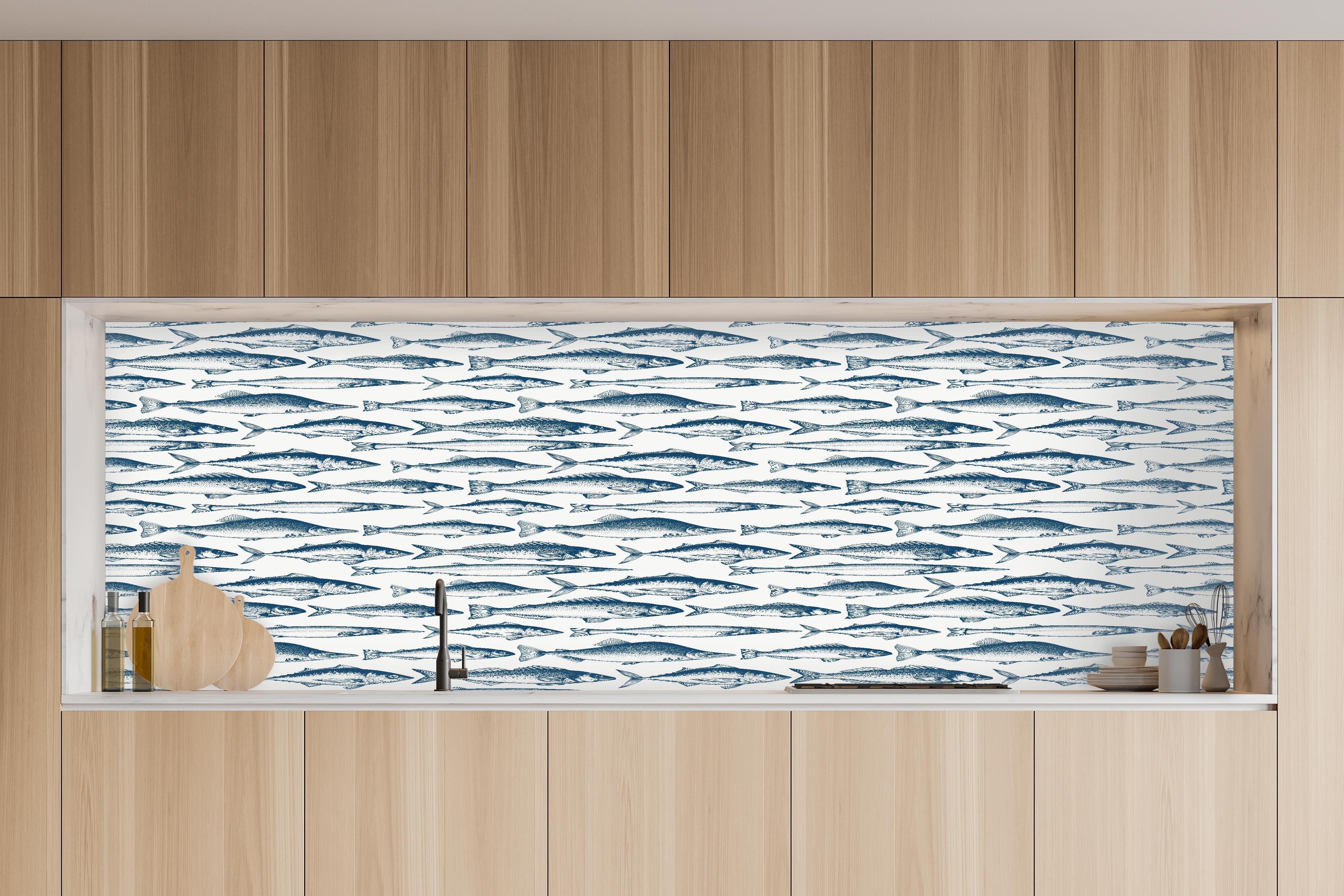 Küche - Fisch-Design in Blau und Weiß in charakteristischer Vollholz-Küche mit modernem Gasherd