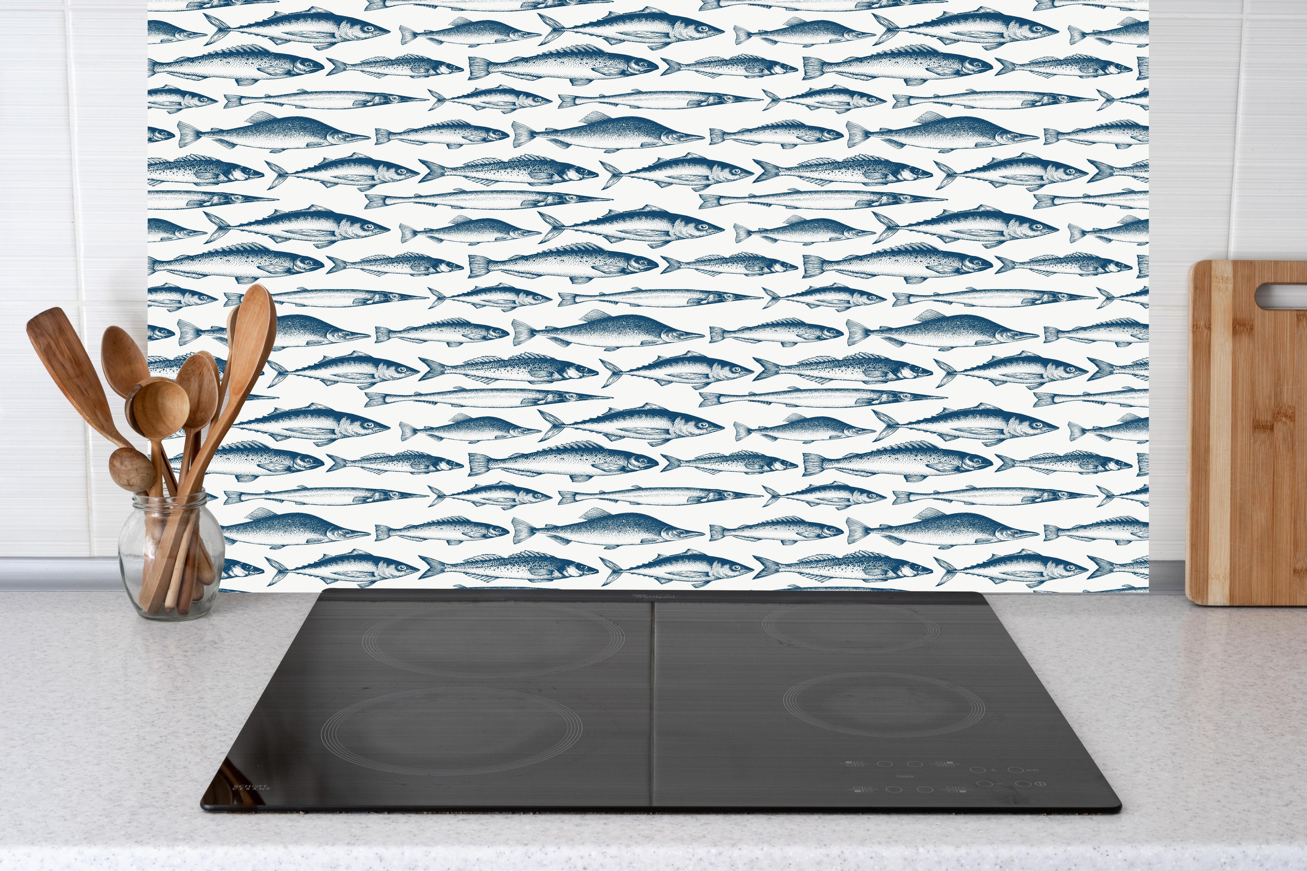 Küche - Fisch-Design in Blau und Weiß hinter Cerankochfeld und Holz-Kochutensilien
