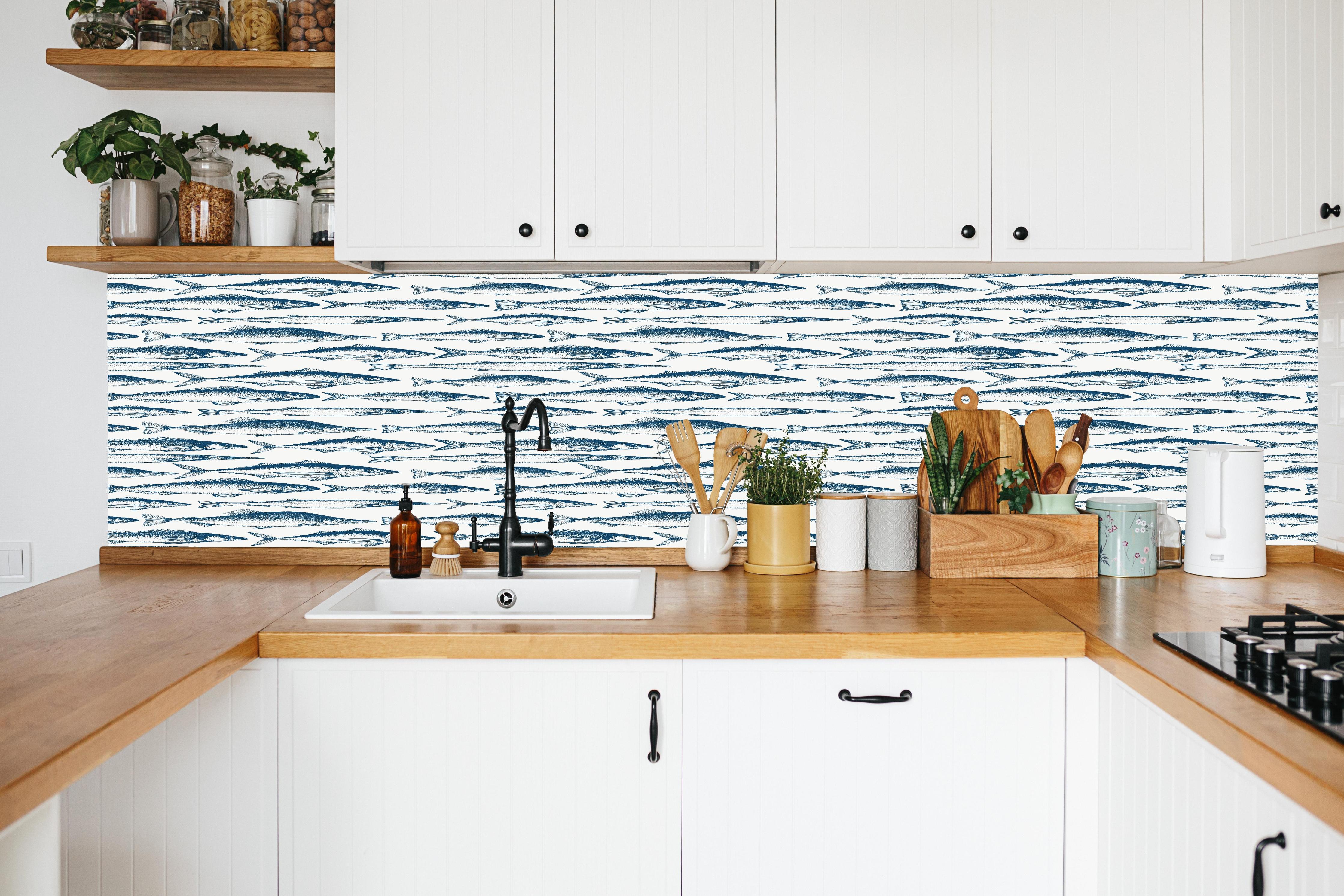 Küche - Fisch-Design in Blau und Weiß in weißer Küche hinter Gewürzen und Kochlöffeln aus Holz