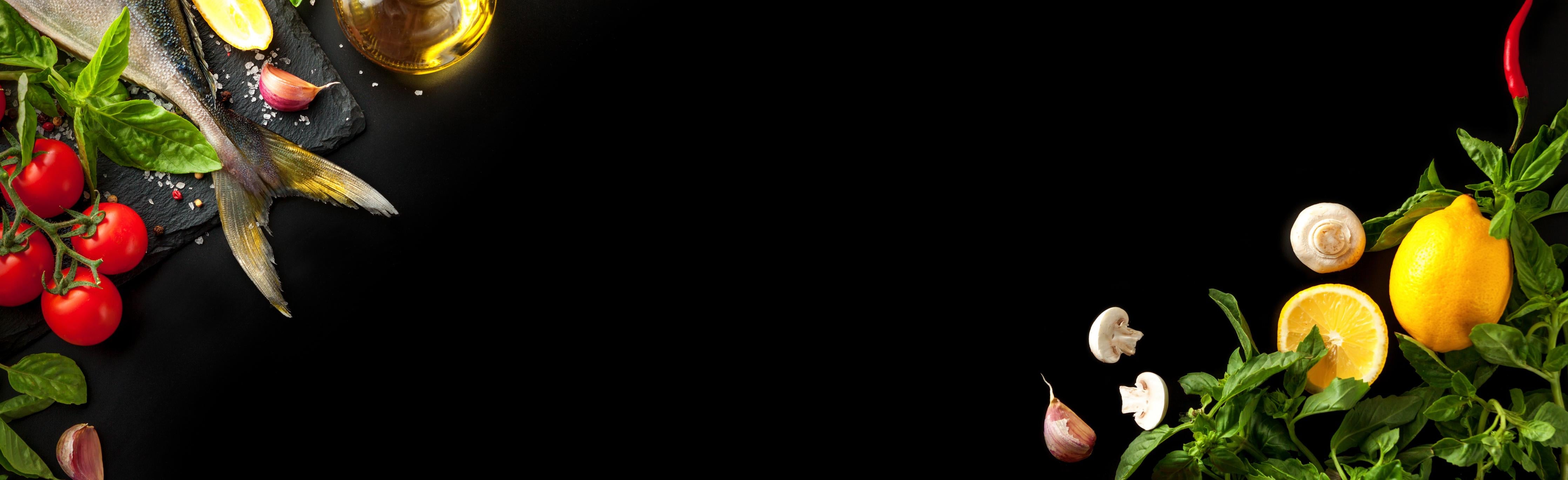 Küchenrückwand-Fischzutaten auf schwarzem Hintergrund
