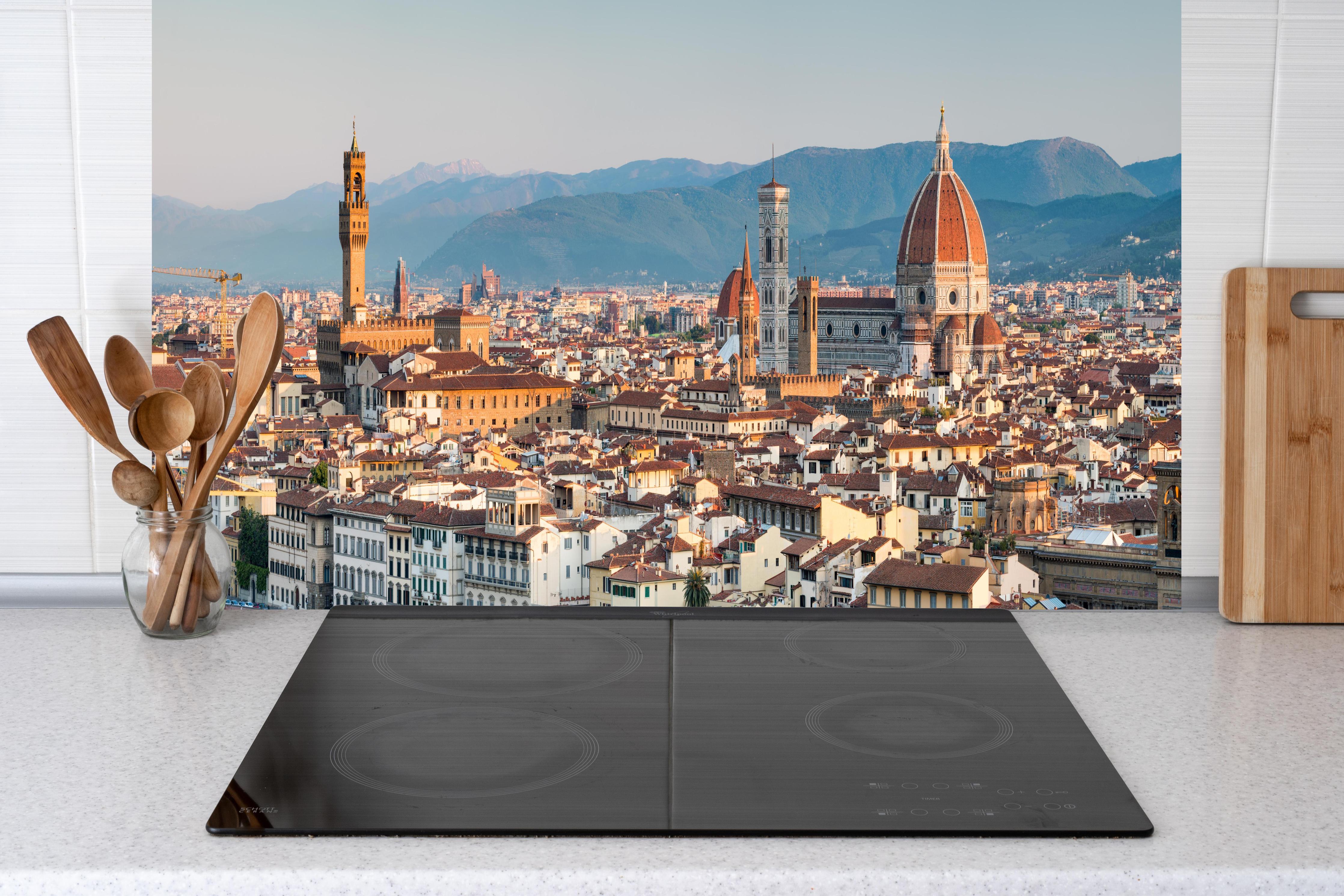 Küche - Florenz Skyline Blau-Beige hinter Cerankochfeld und Holz-Kochutensilien