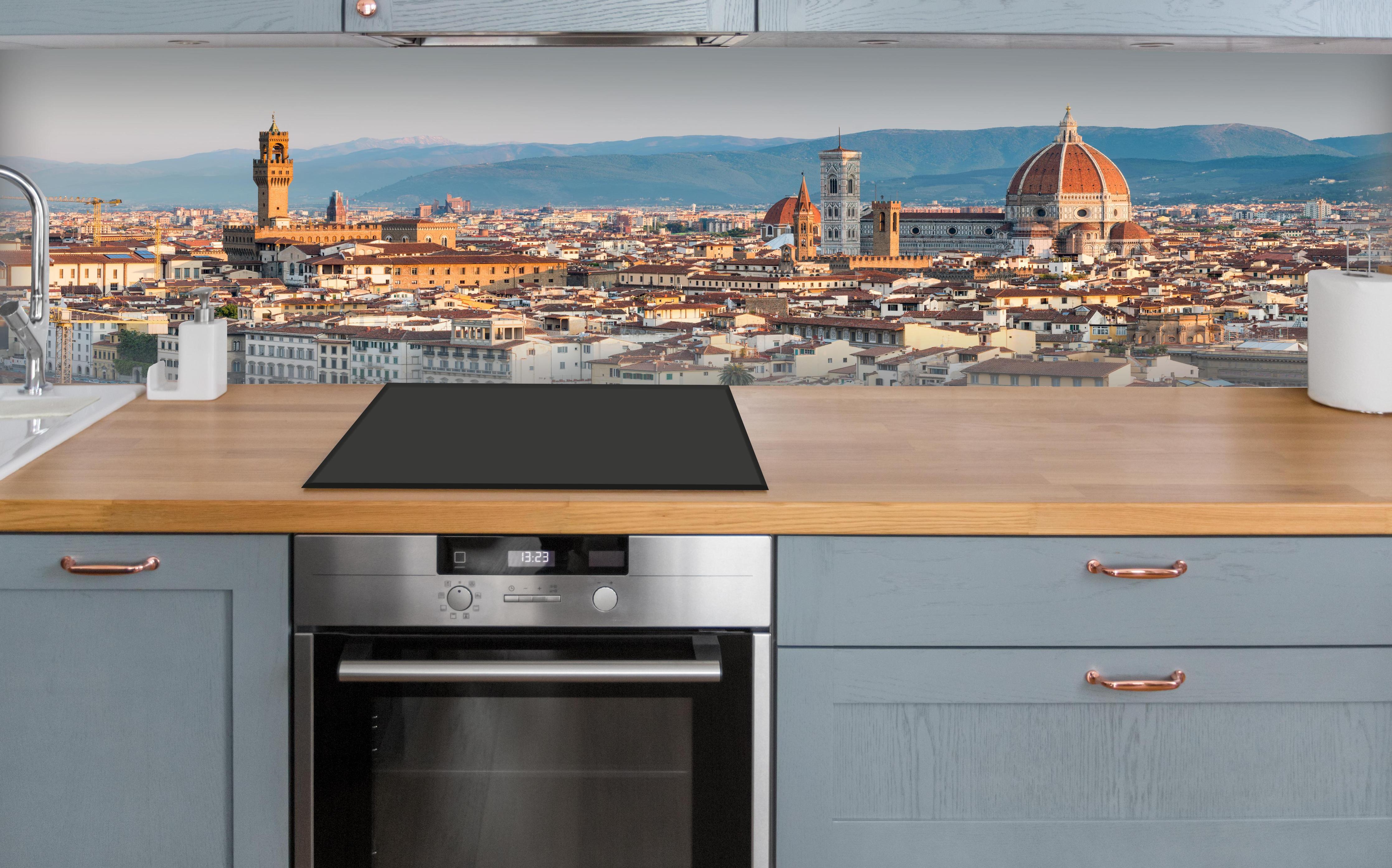 Küche - Florenz Skyline Blau-Beige über polierter Holzarbeitsplatte mit Cerankochfeld
