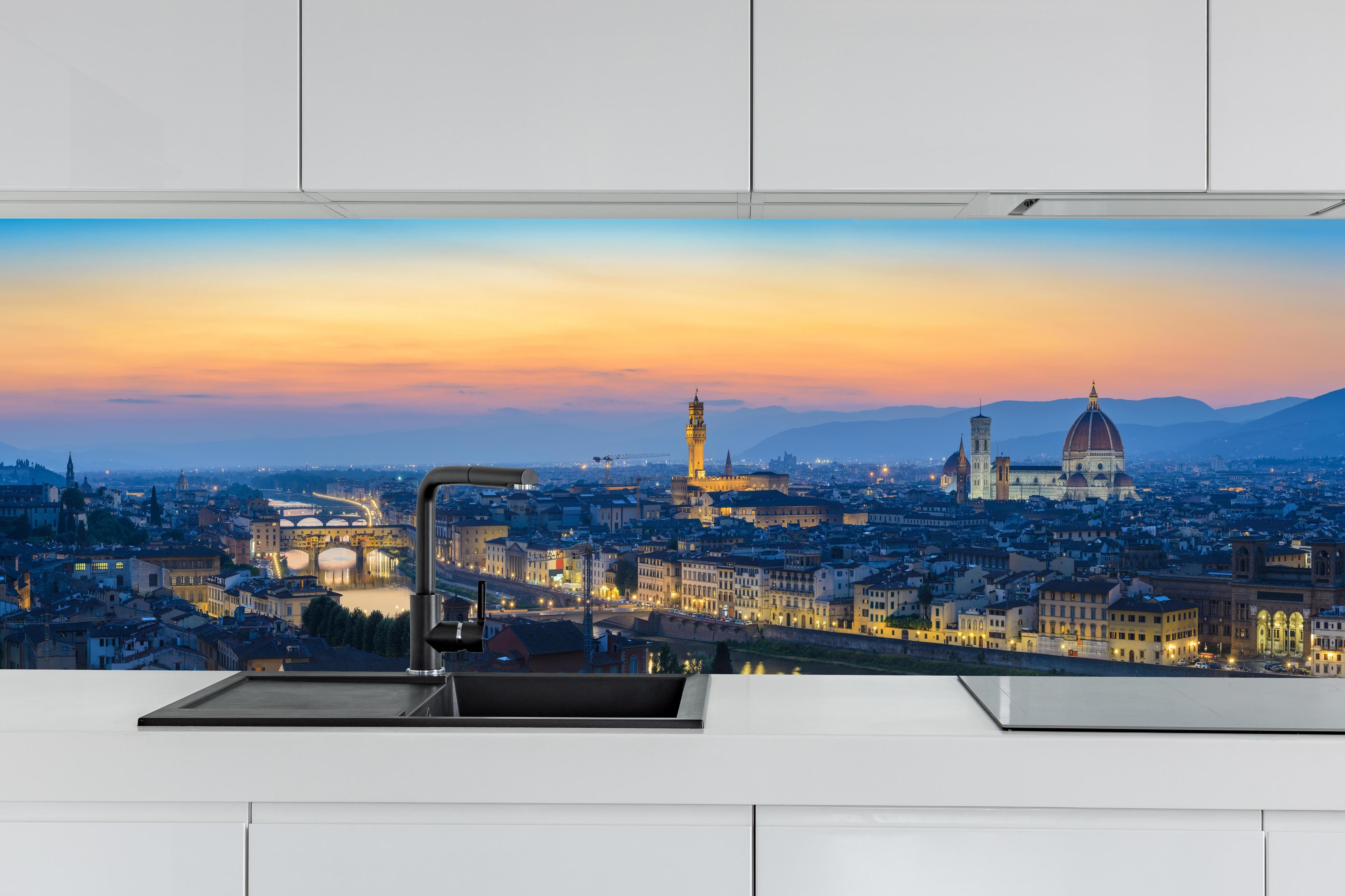 Küche - Florenz Skyline im Sonnenuntergang hinter weißen Hochglanz-Küchenregalen und schwarzem Wasserhahn