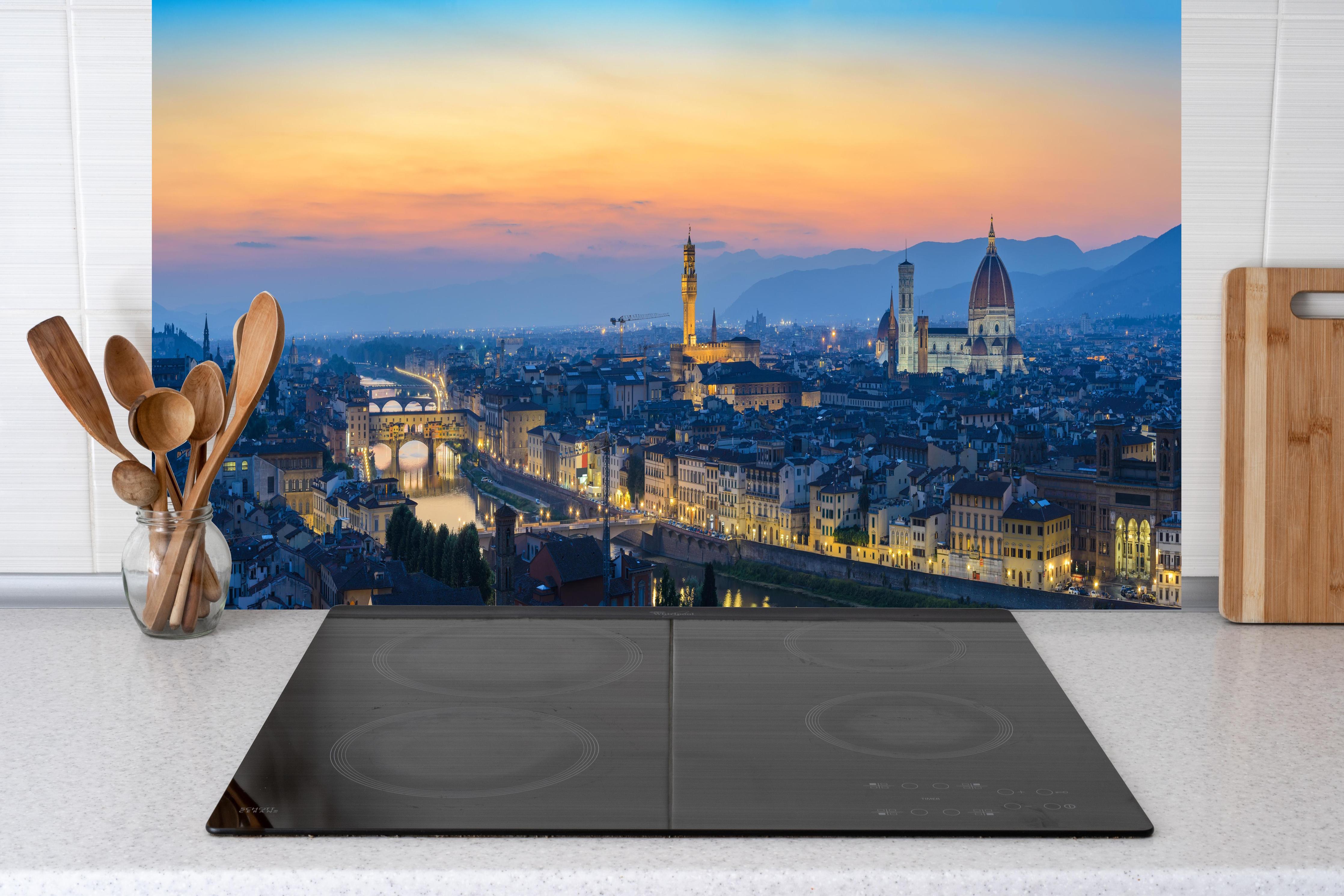 Küche - Florenz Skyline im Sonnenuntergang hinter Cerankochfeld und Holz-Kochutensilien
