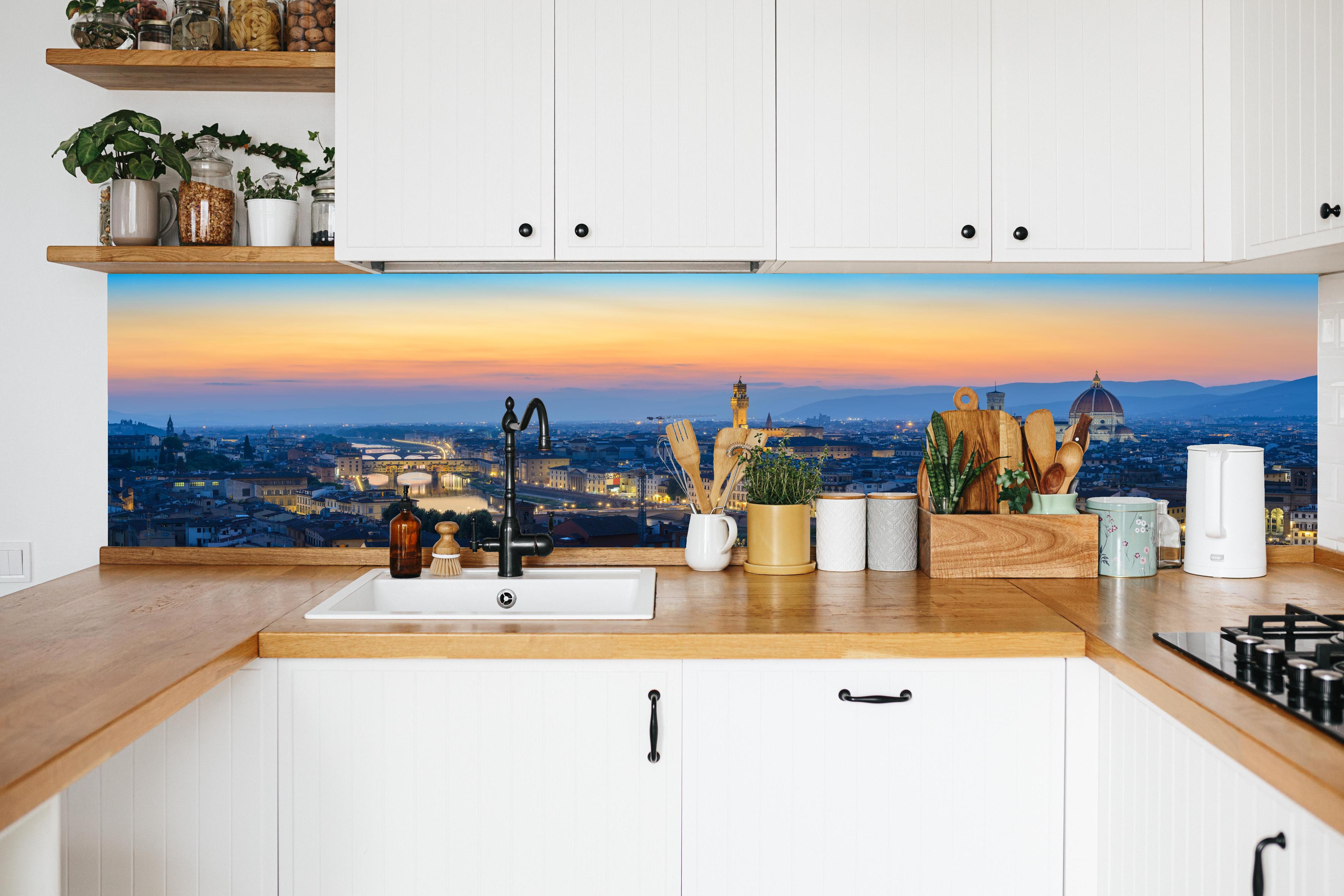 Küche - Florenz Skyline im Sonnenuntergang in weißer Küche hinter Gewürzen und Kochlöffeln aus Holz