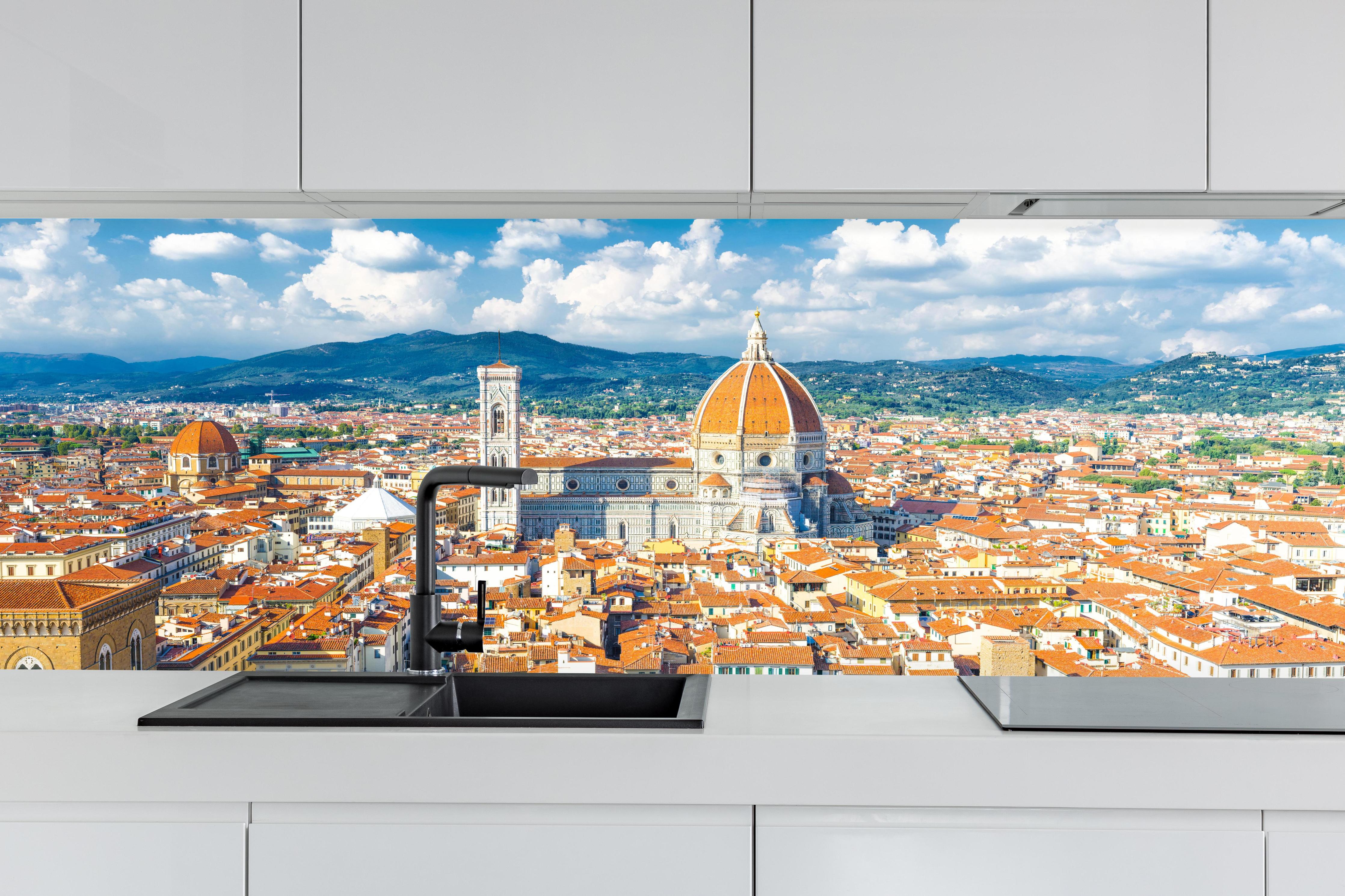 Küche - Florenz Skyline mit Dom hinter weißen Hochglanz-Küchenregalen und schwarzem Wasserhahn