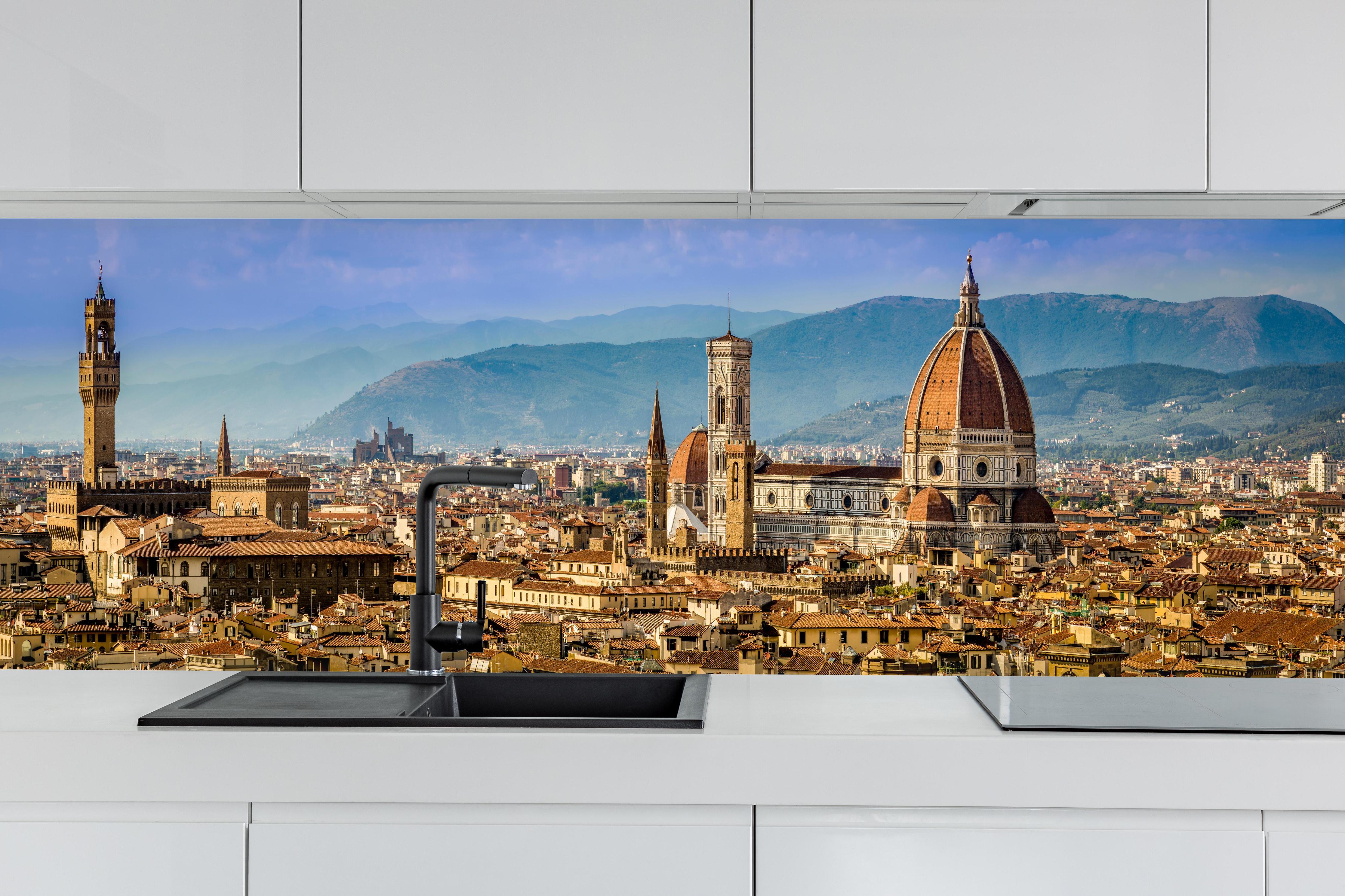 Küche - Florenz Skyline mit Duomo hinter weißen Hochglanz-Küchenregalen und schwarzem Wasserhahn