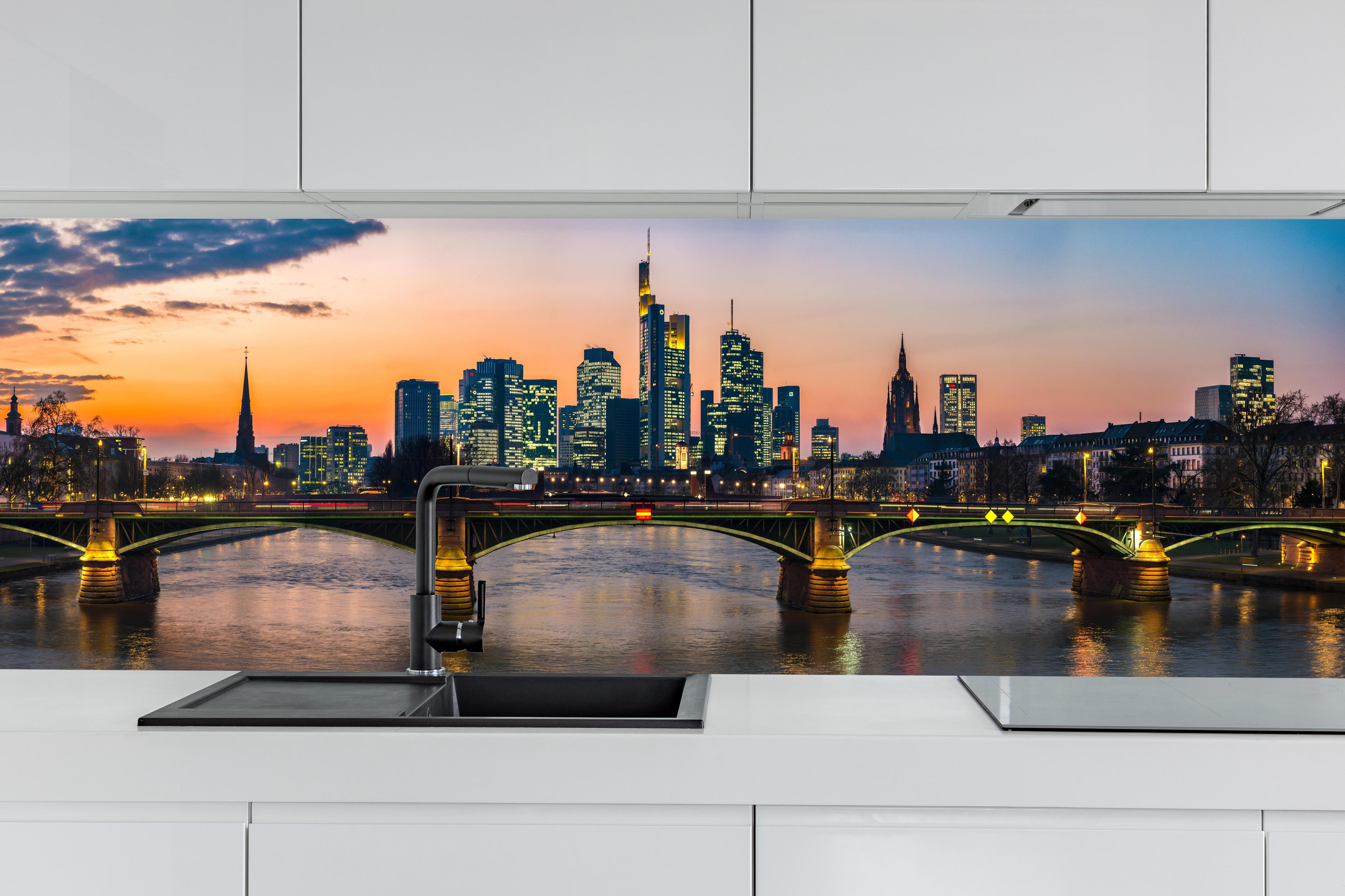 Küche - Frankfurt Skyline Sonnenuntergang hinter weißen Hochglanz-Küchenregalen und schwarzem Wasserhahn