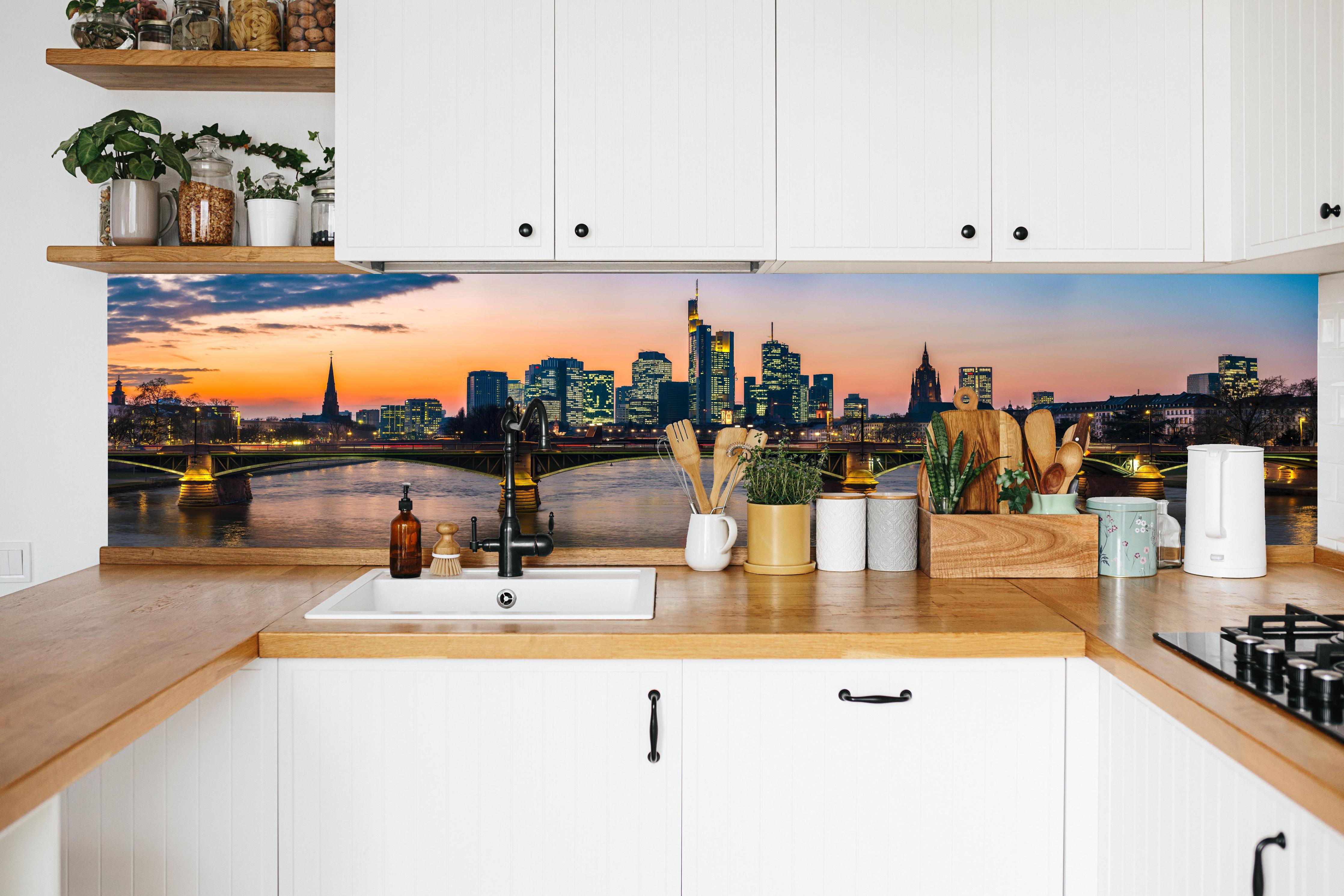 Küche - Frankfurt Skyline Sonnenuntergang in weißer Küche hinter Gewürzen und Kochlöffeln aus Holz