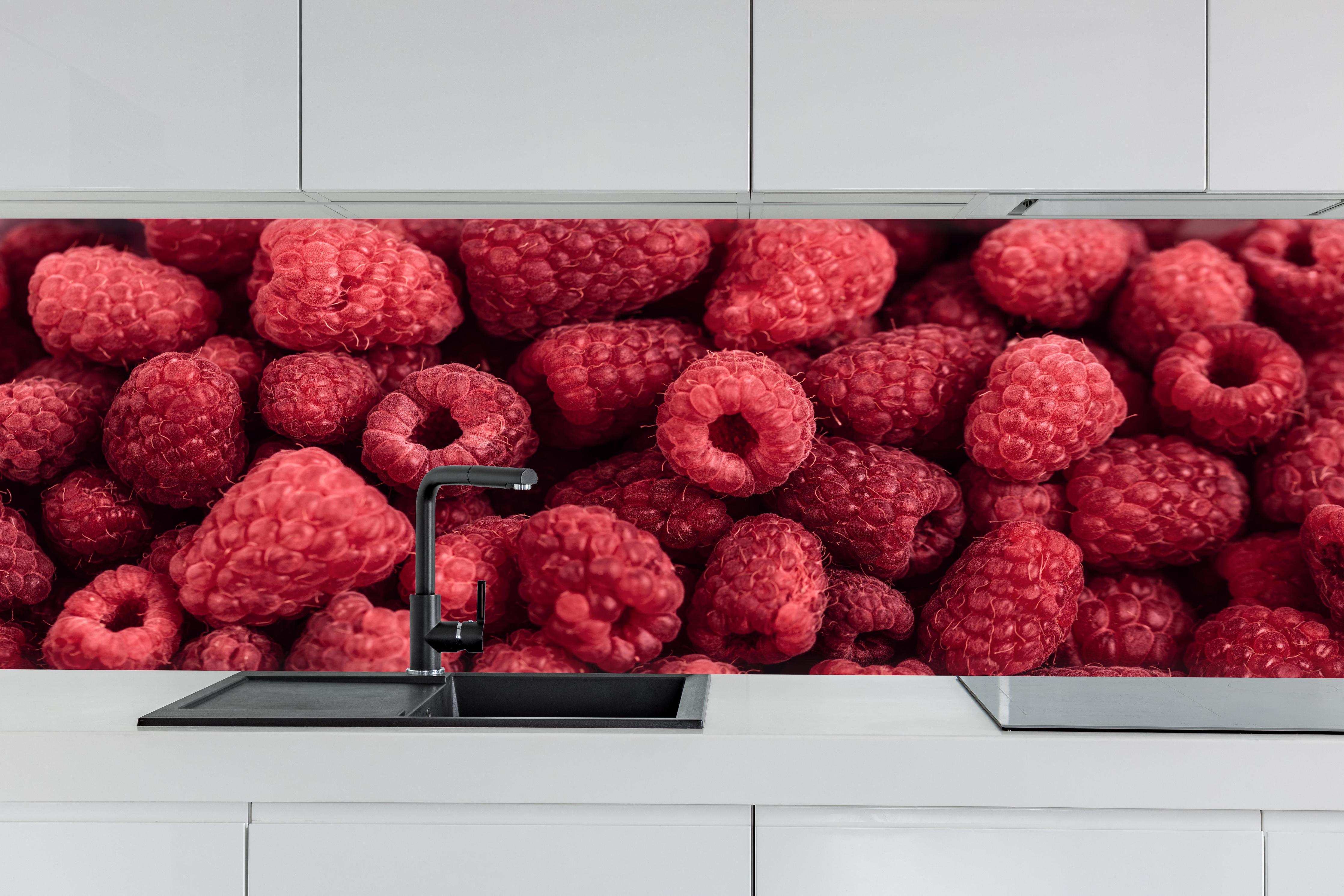 Küche - Frische Himbeer-Textur Rot hinter weißen Hochglanz-Küchenregalen und schwarzem Wasserhahn