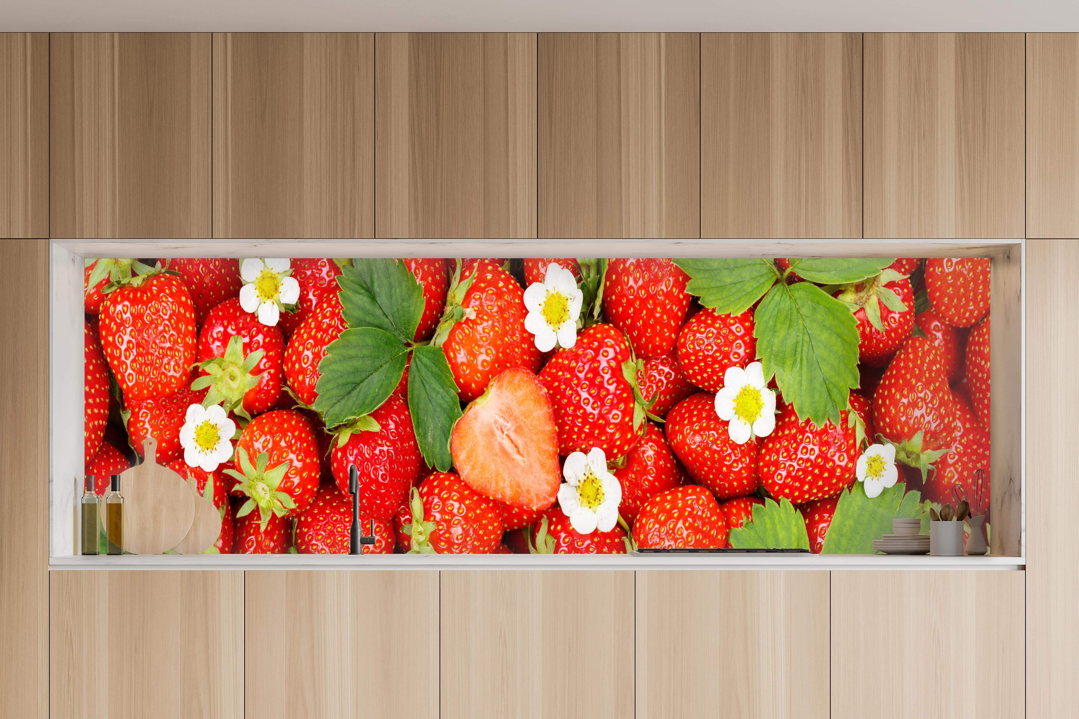 Küche - Frische rote Erdbeeren in charakteristischer Vollholz-Küche mit modernem Gasherd