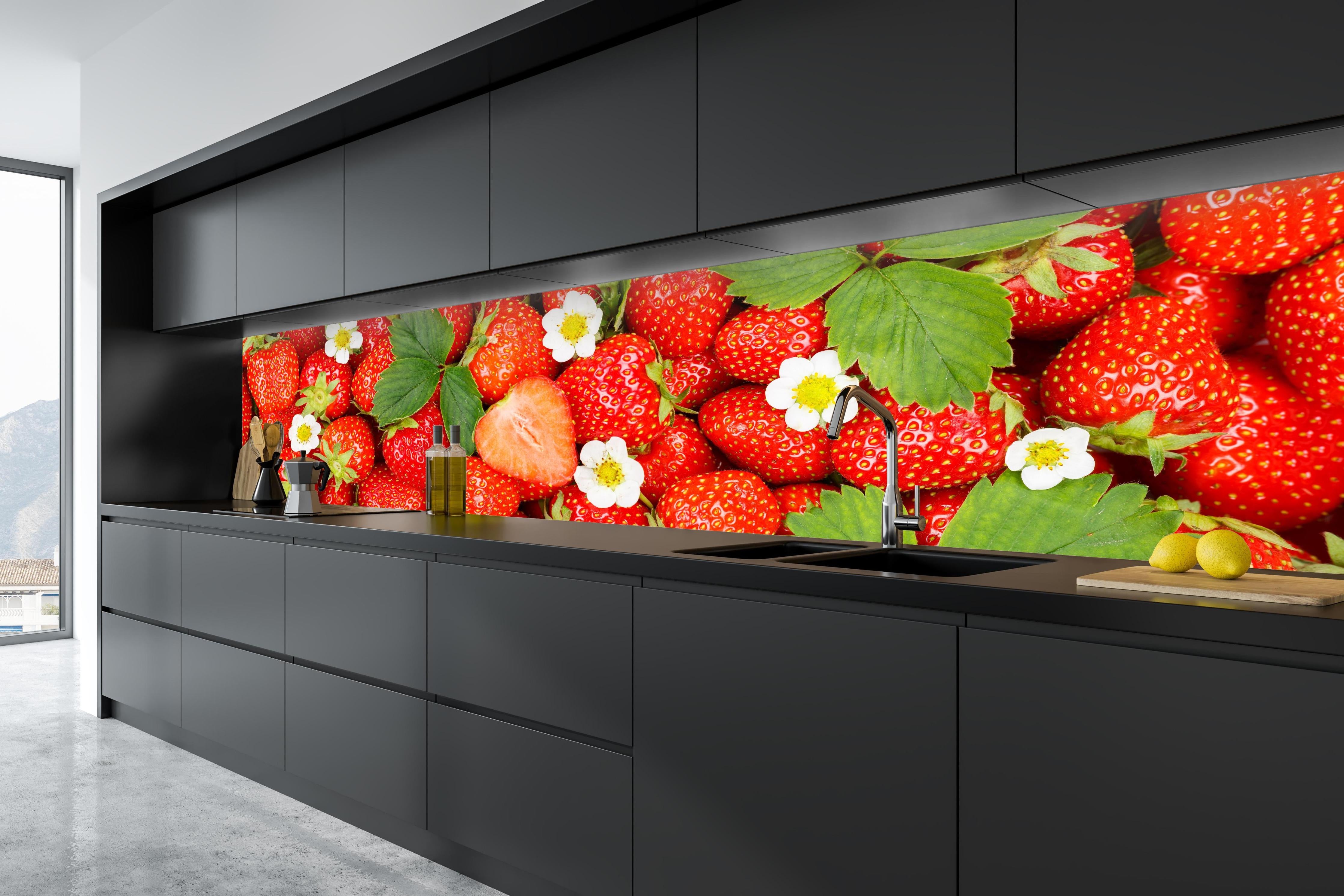 Küche - Frische rote Erdbeeren in tiefschwarzer matt-premium Einbauküche