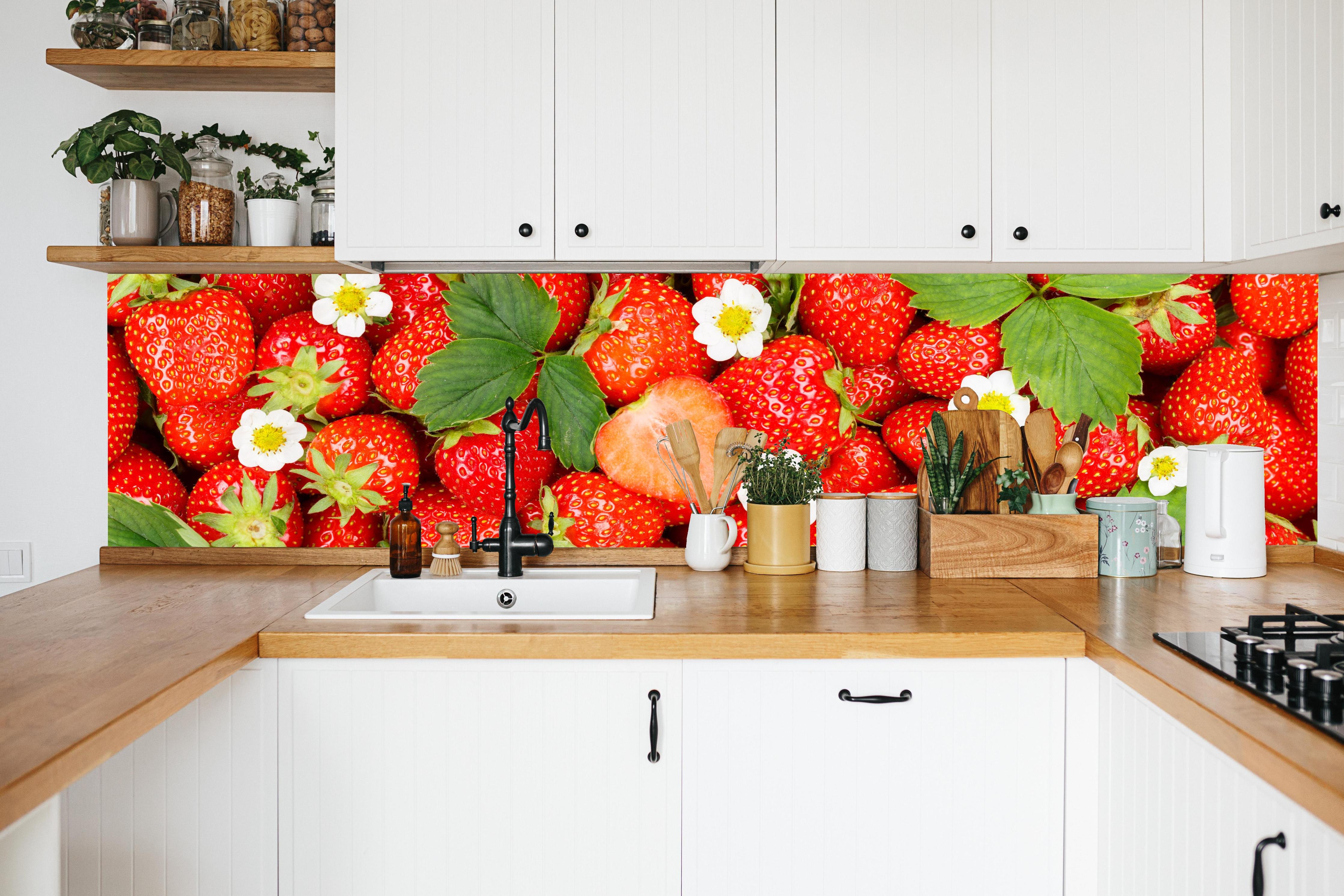 Küche - Frische rote Erdbeeren in weißer Küche hinter Gewürzen und Kochlöffeln aus Holz