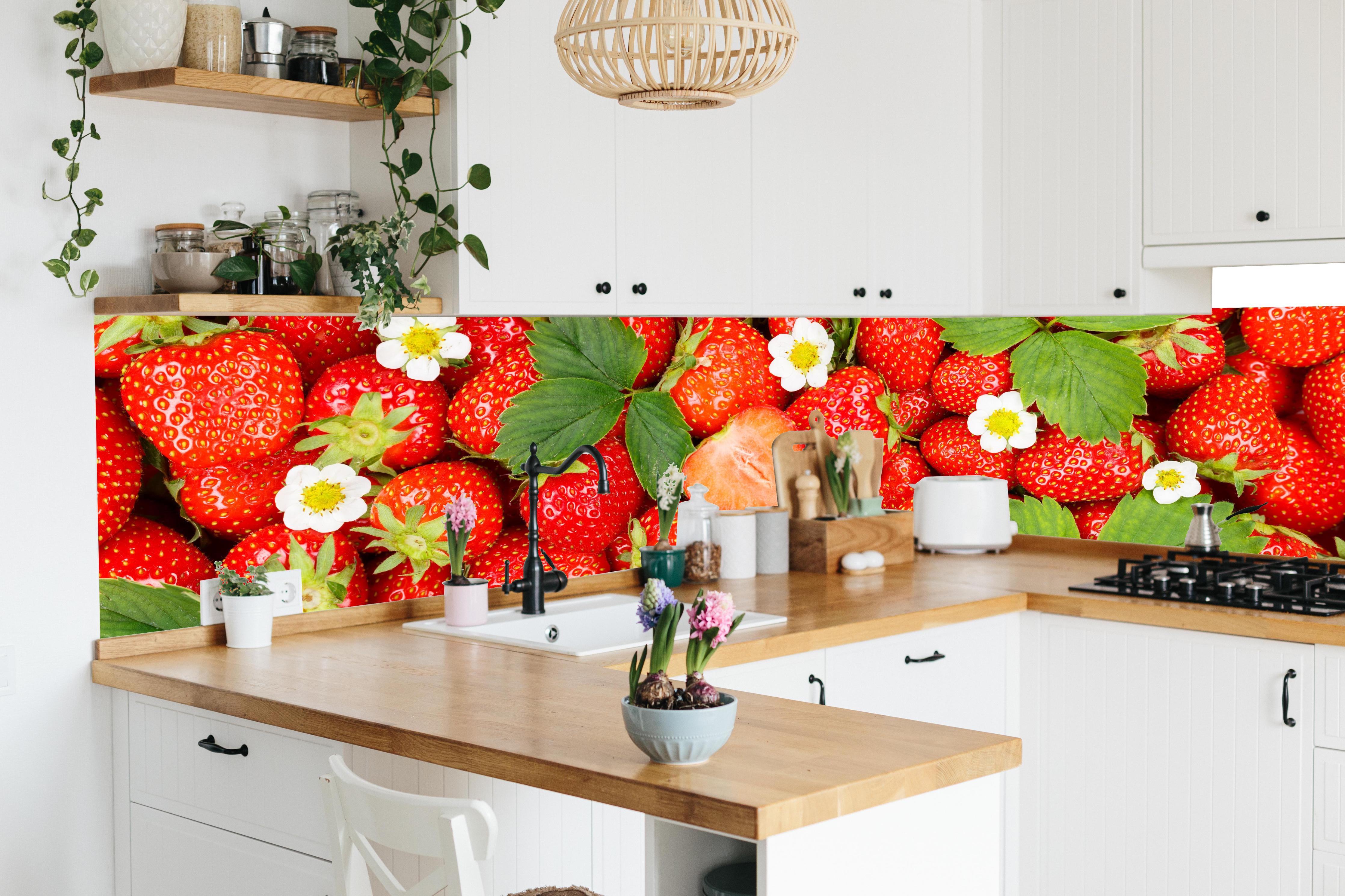 Küche - Frische rote Erdbeeren in lebendiger Küche mit bunten Blumen