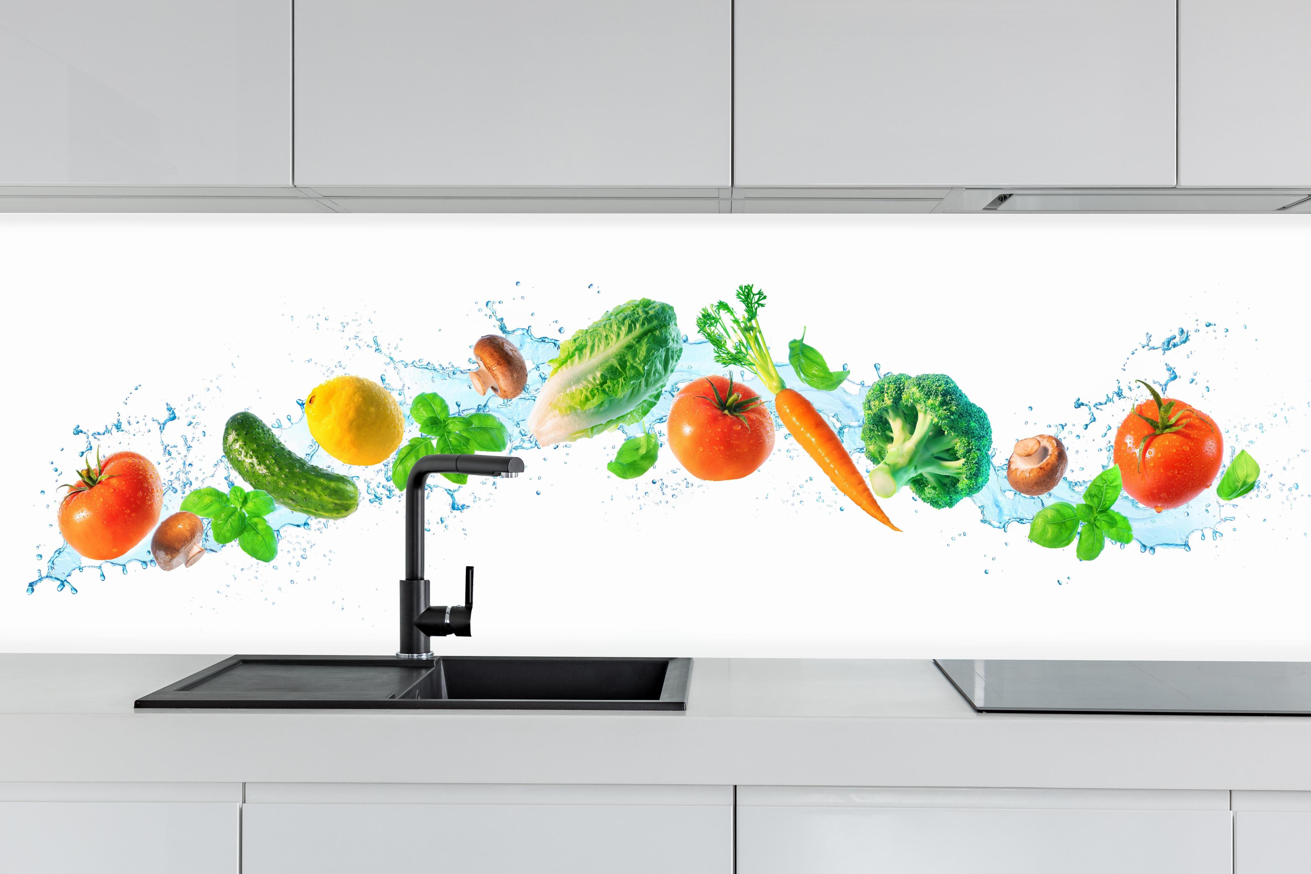 Küche - Frischer Gemüse-Splash Weiß hinter weißen Hochglanz-Küchenregalen und schwarzem Wasserhahn