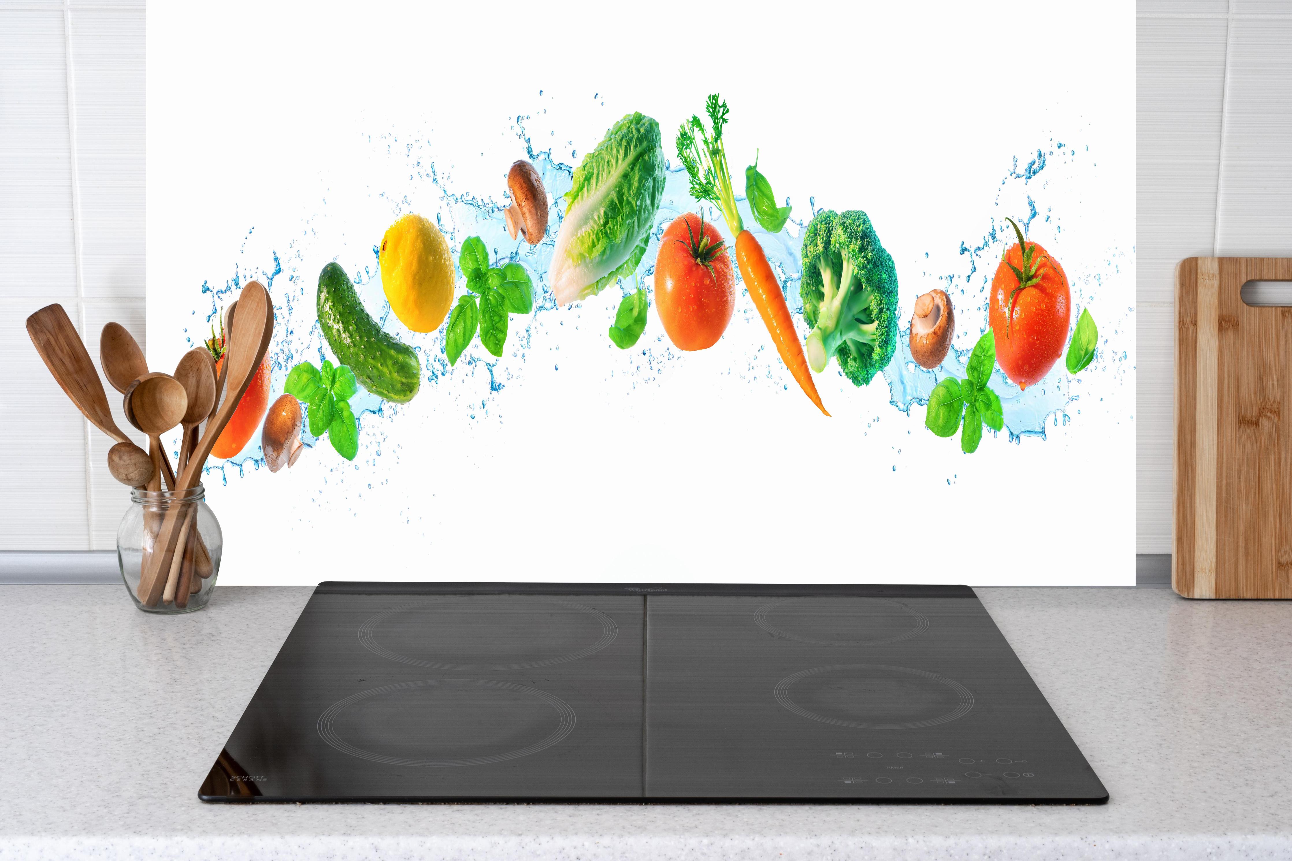 Küche - Frischer Gemüse-Splash Weiß hinter Cerankochfeld und Holz-Kochutensilien