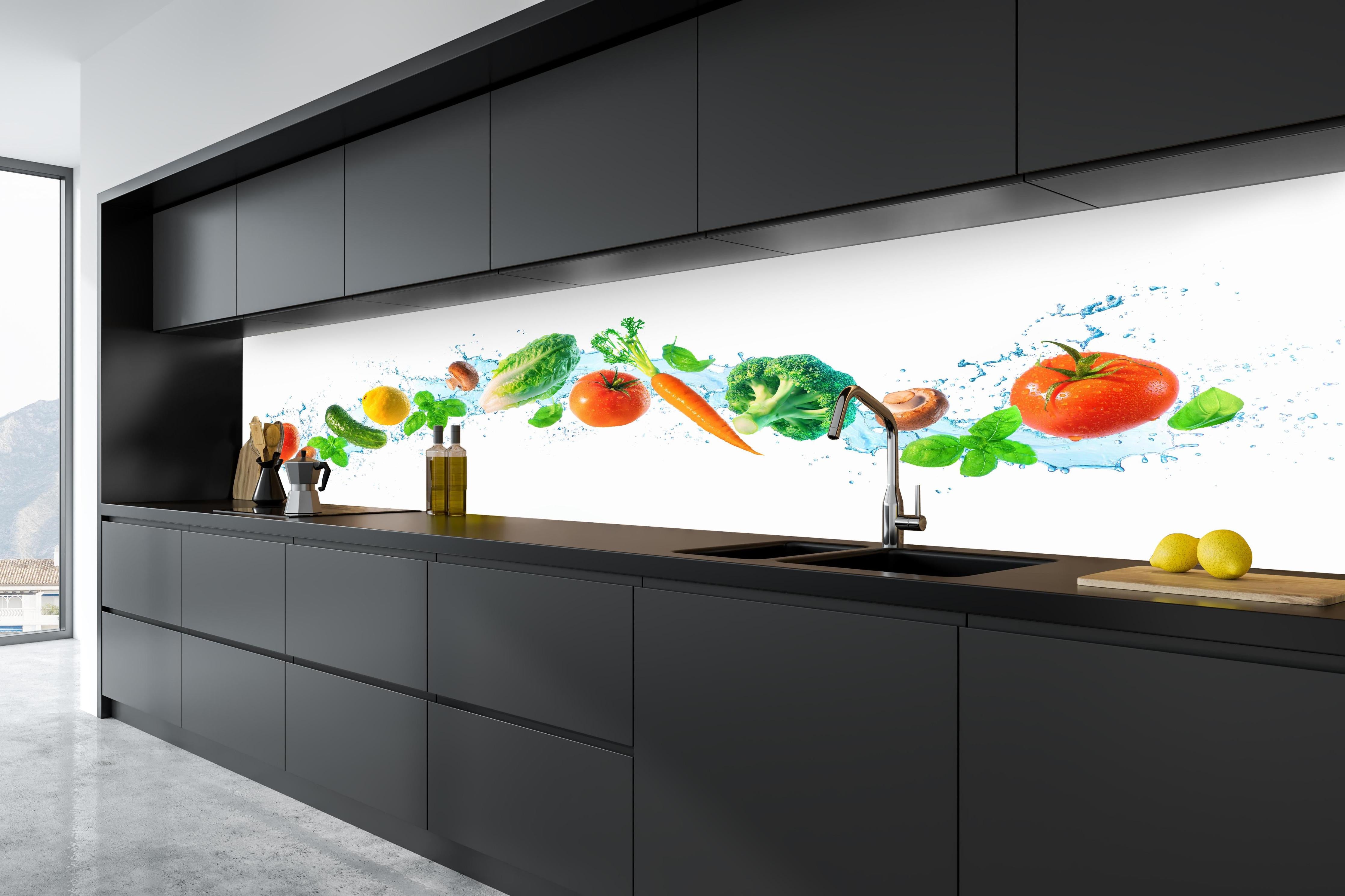 Küche - Frischer Gemüse-Splash Weiß in tiefschwarzer matt-premium Einbauküche