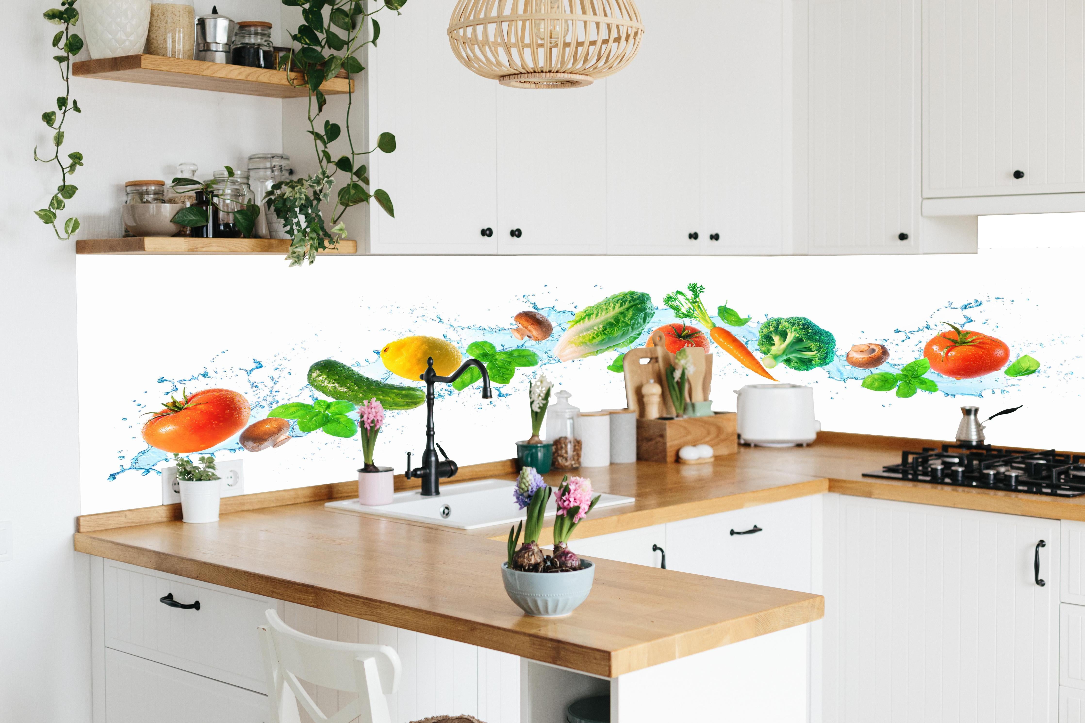 Küche - Frischer Gemüse-Splash Weiß in lebendiger Küche mit bunten Blumen