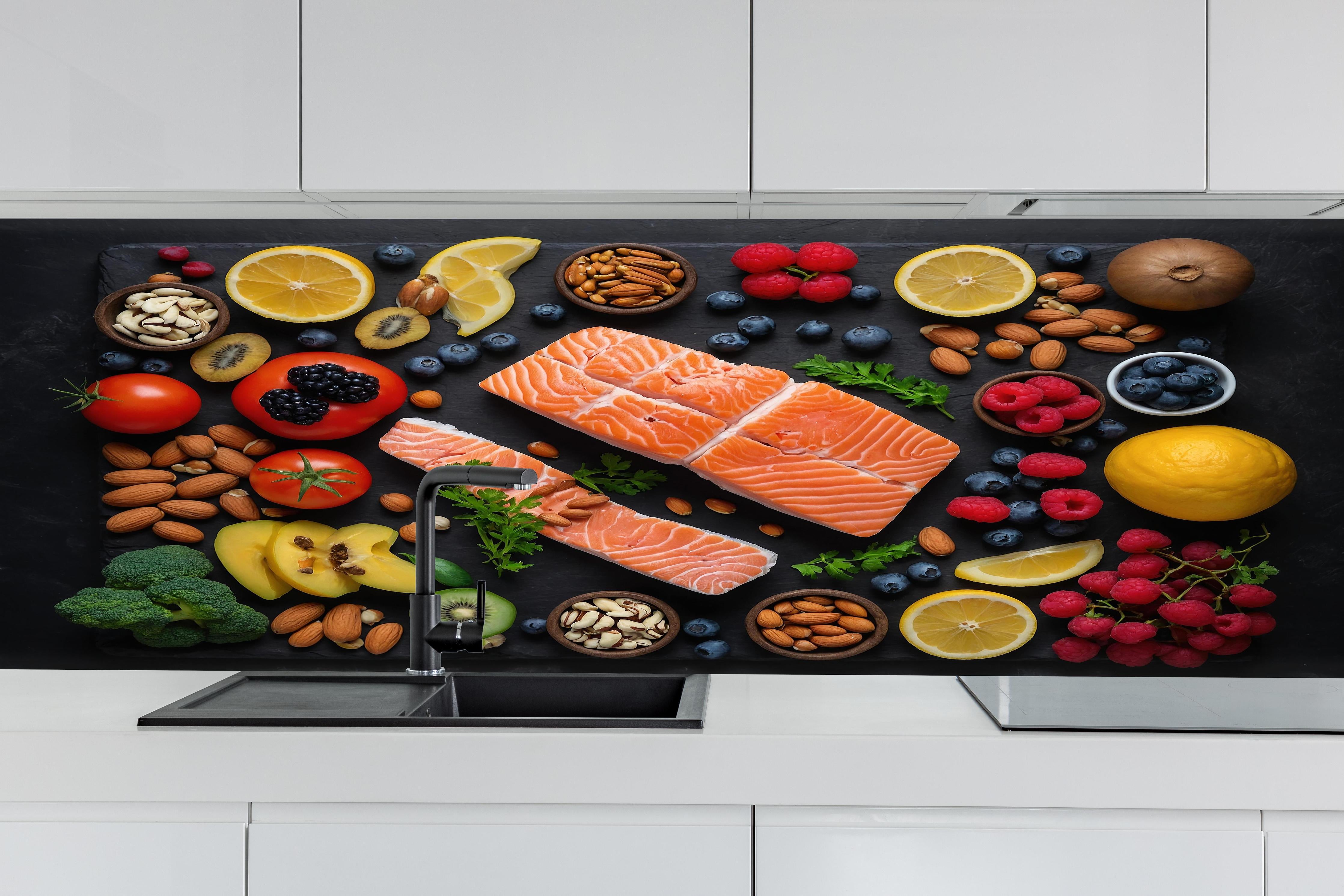 Küche - Frischer Lachs mit Beeren hinter weißen Hochglanz-Küchenregalen und schwarzem Wasserhahn