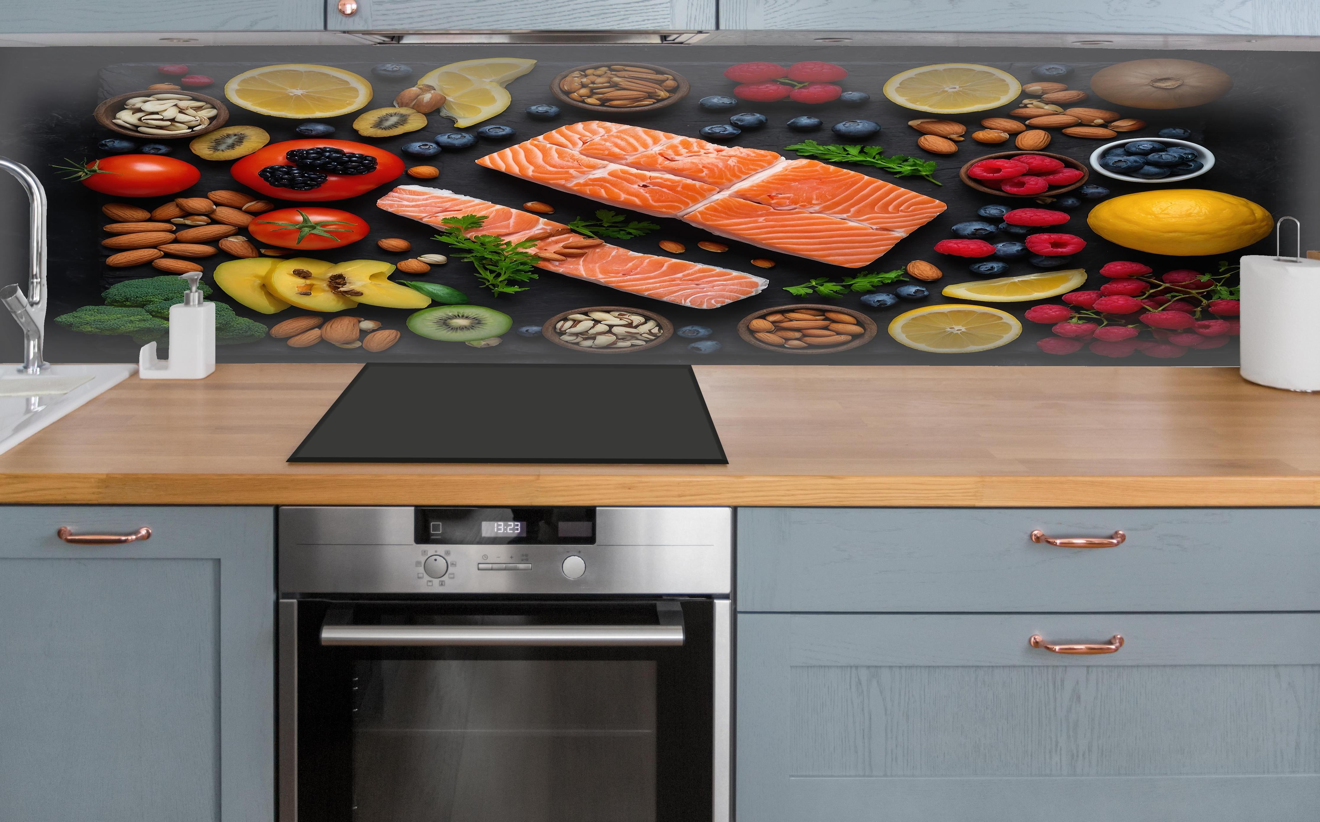 Küche - Frischer Lachs mit Beeren über polierter Holzarbeitsplatte mit Cerankochfeld