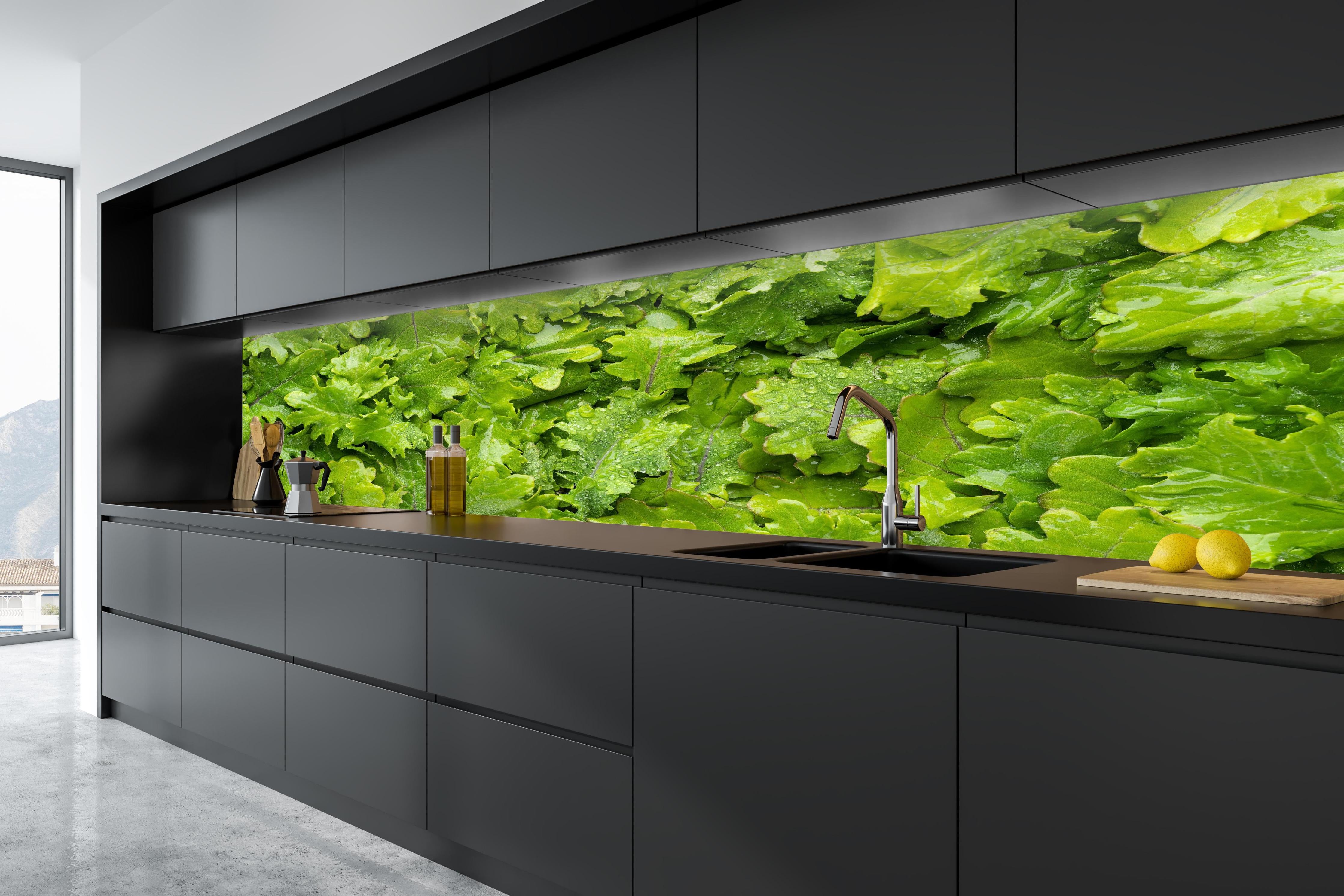 Küche - Frischer Rucola-Blätter-Hintergrund in tiefschwarzer matt-premium Einbauküche