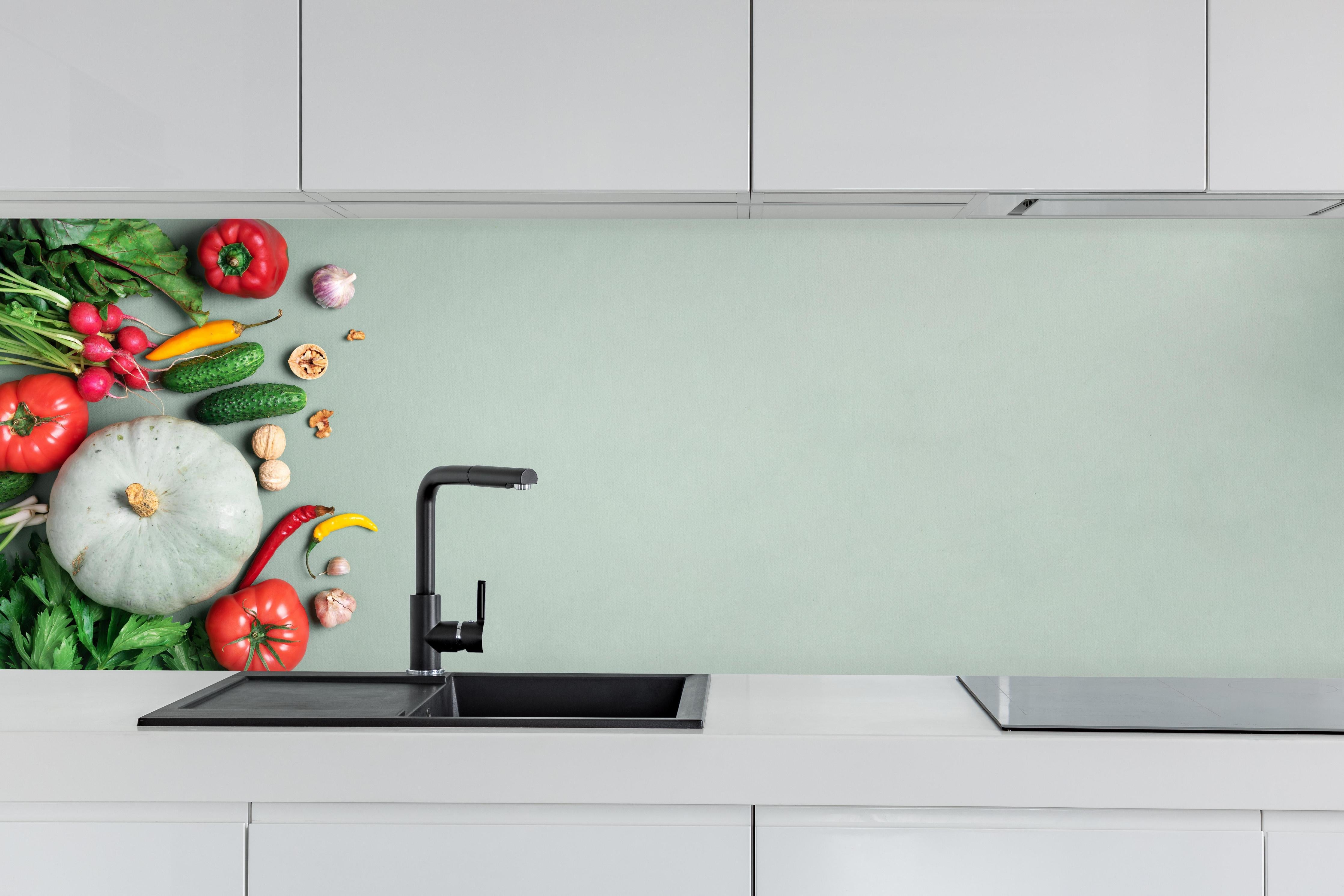 Küche - Frisches Gemüse Grün-Rot hinter weißen Hochglanz-Küchenregalen und schwarzem Wasserhahn