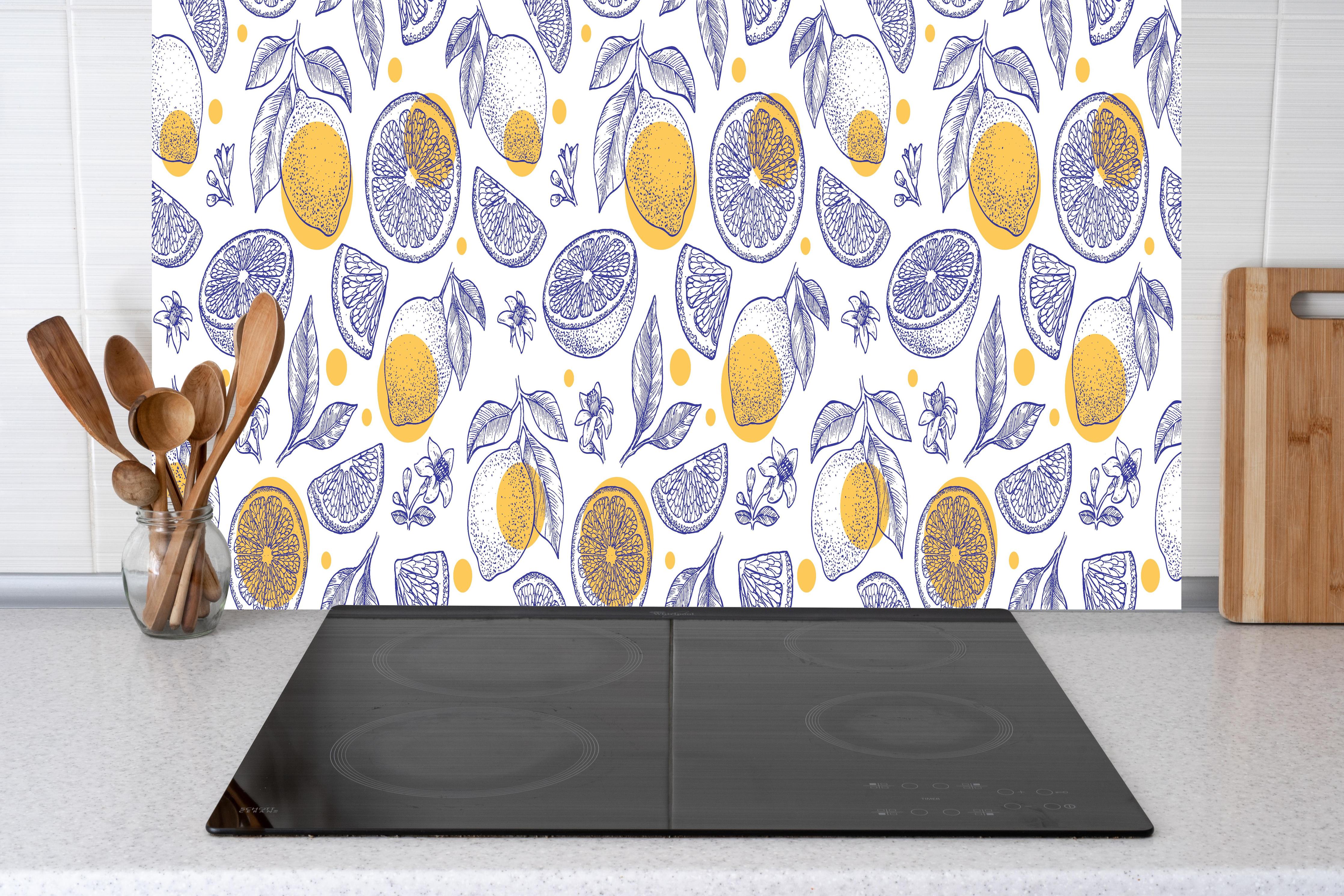 Küche - Frisches Zitronen-Design in Gelb und Weiß hinter Cerankochfeld und Holz-Kochutensilien