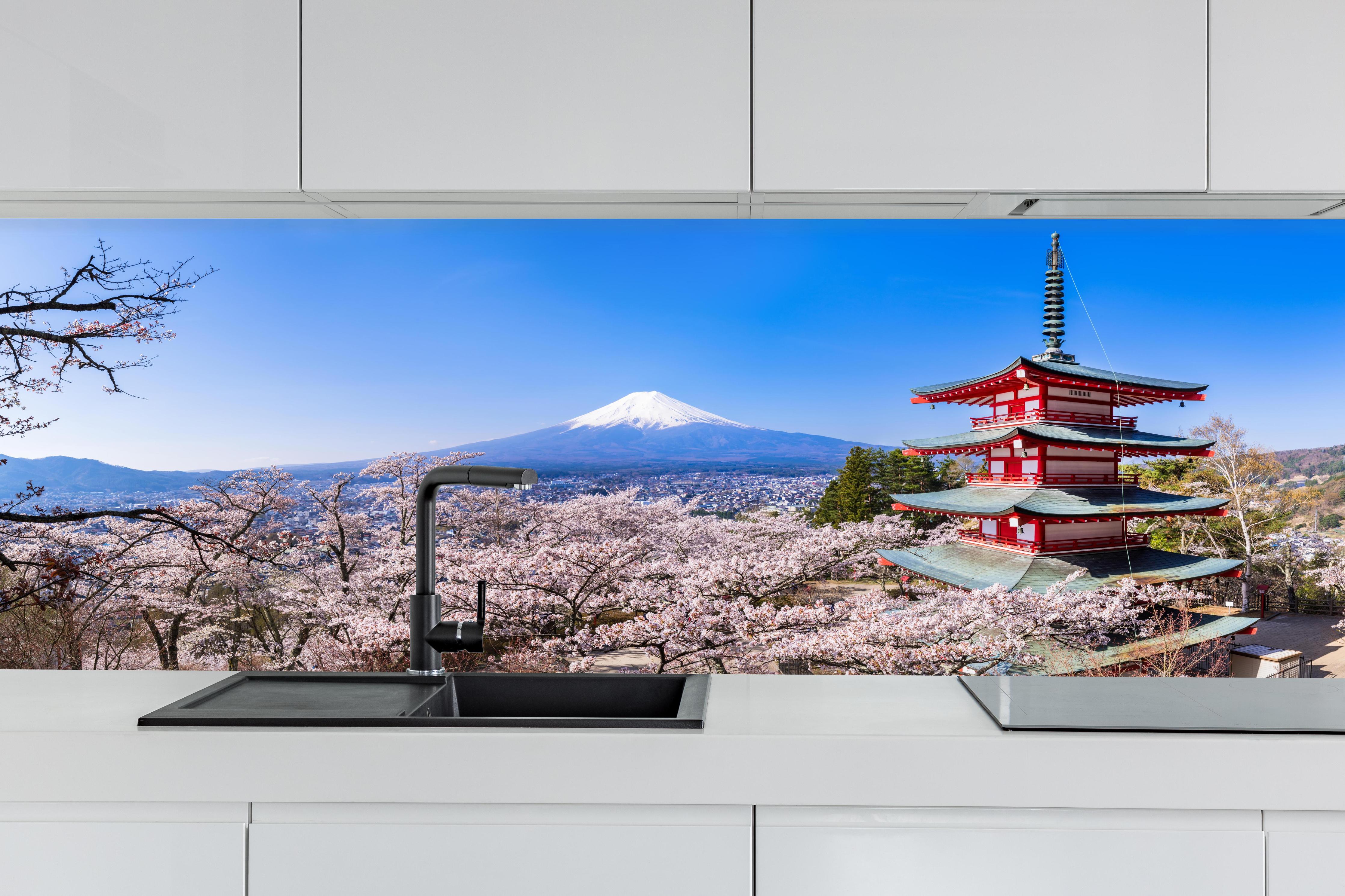 Küche - Fuji und Pagode im Kirschblütenmeer hinter weißen Hochglanz-Küchenregalen und schwarzem Wasserhahn