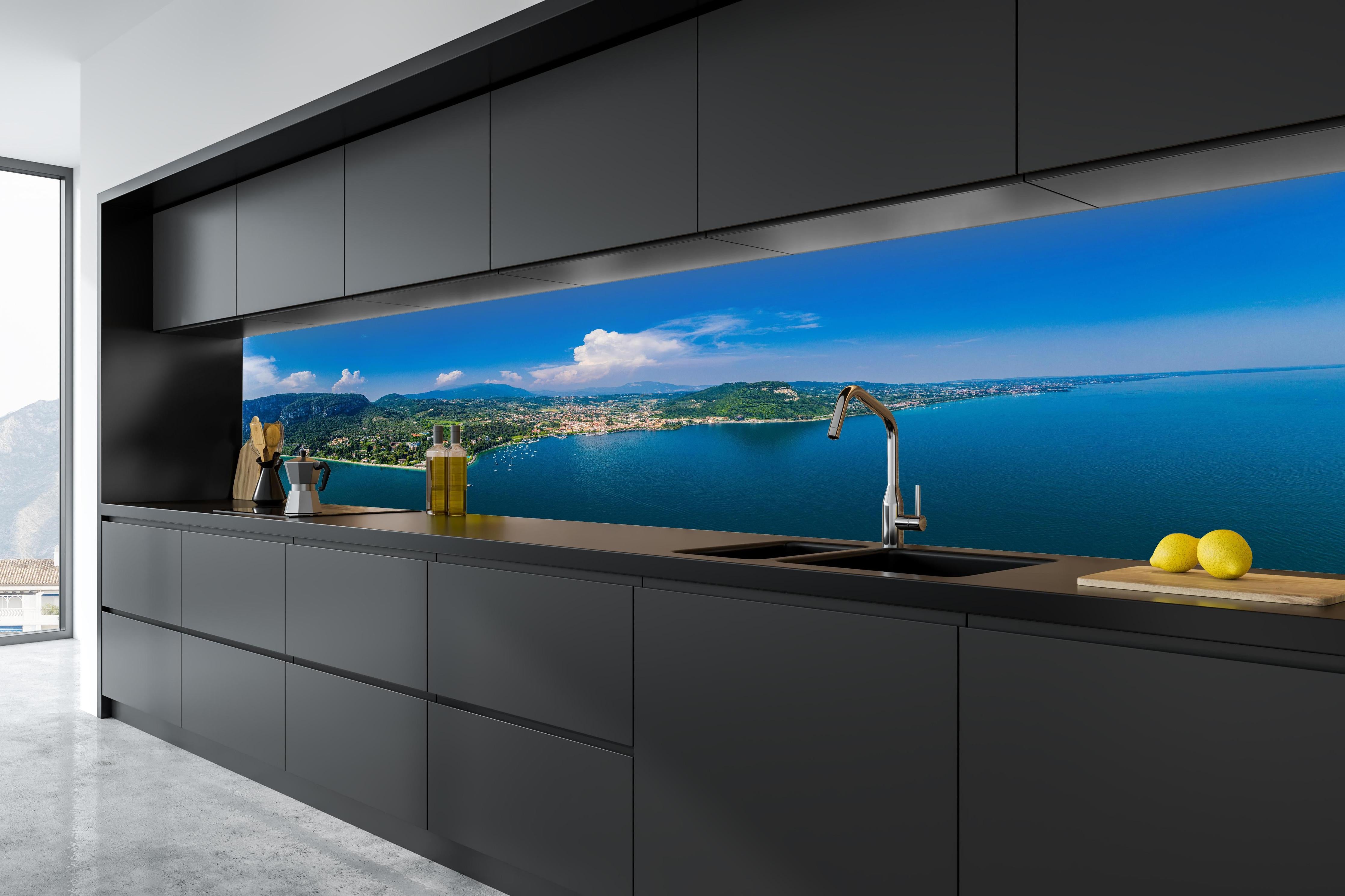 Küche - Gardasee Panorama Blau-Grün in tiefschwarzer matt-premium Einbauküche