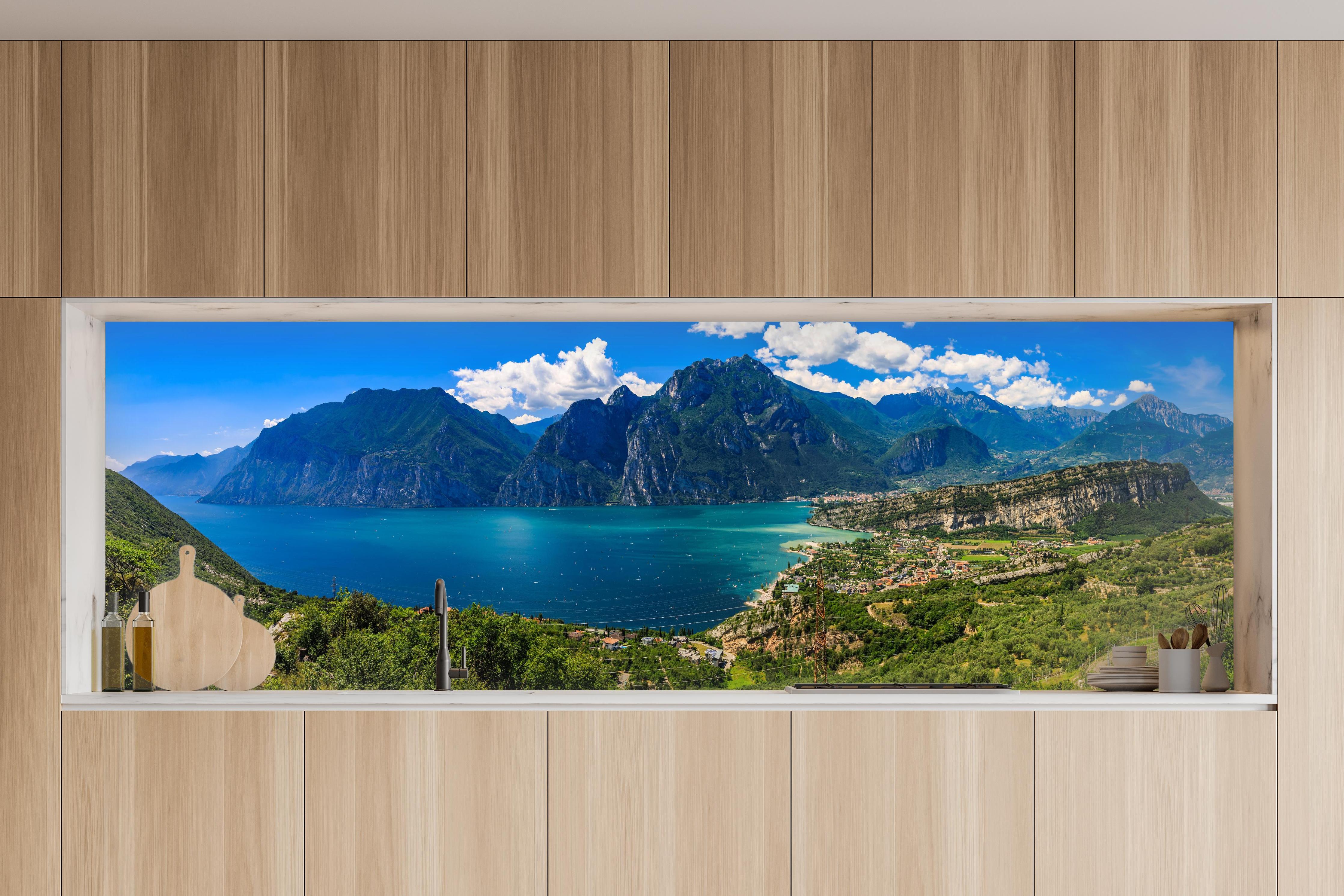 Küche - Gardasee Panorama in Blau und Grün in charakteristischer Vollholz-Küche mit modernem Gasherd