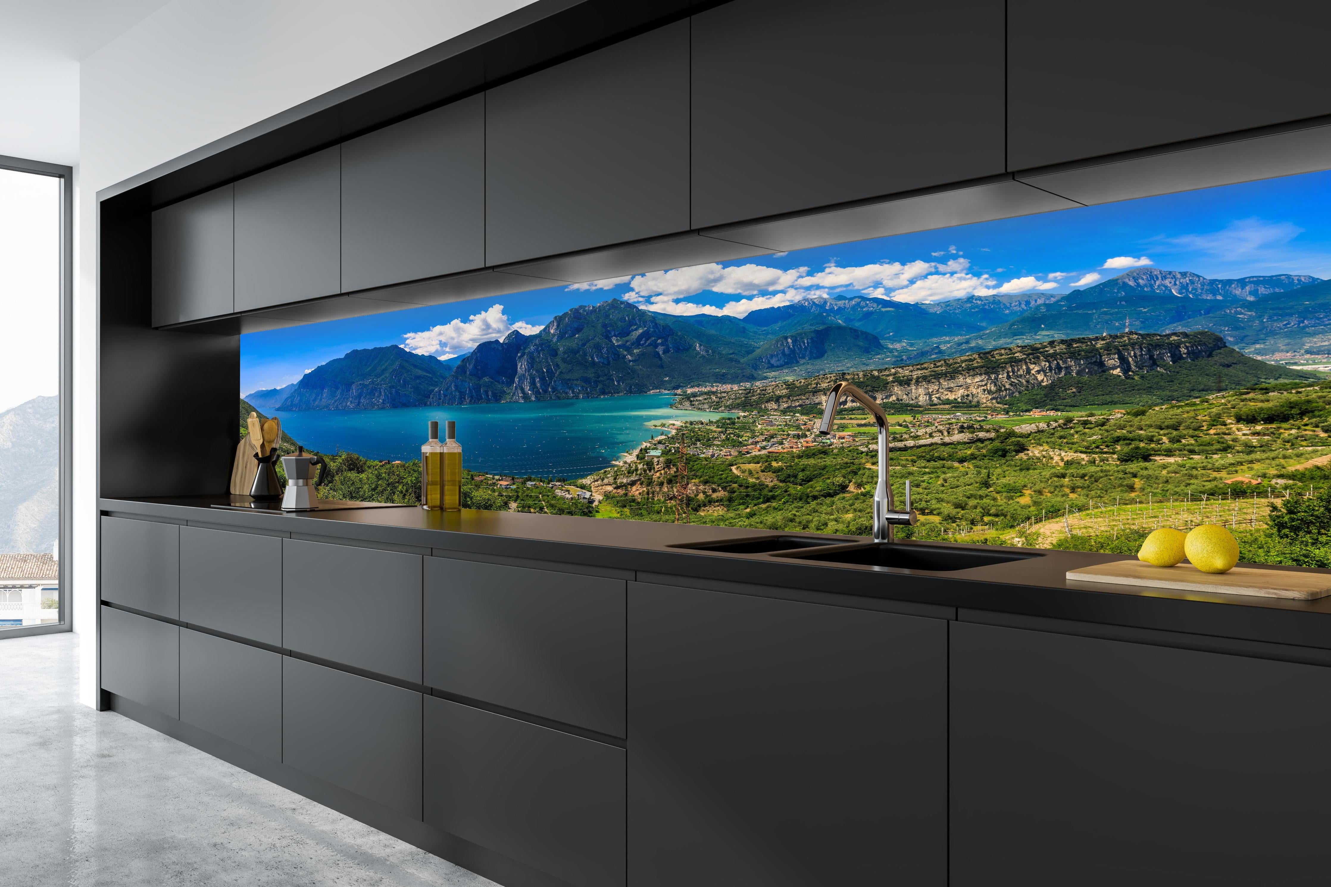 Küche - Gardasee Panorama in Blau und Grün in tiefschwarzer matt-premium Einbauküche