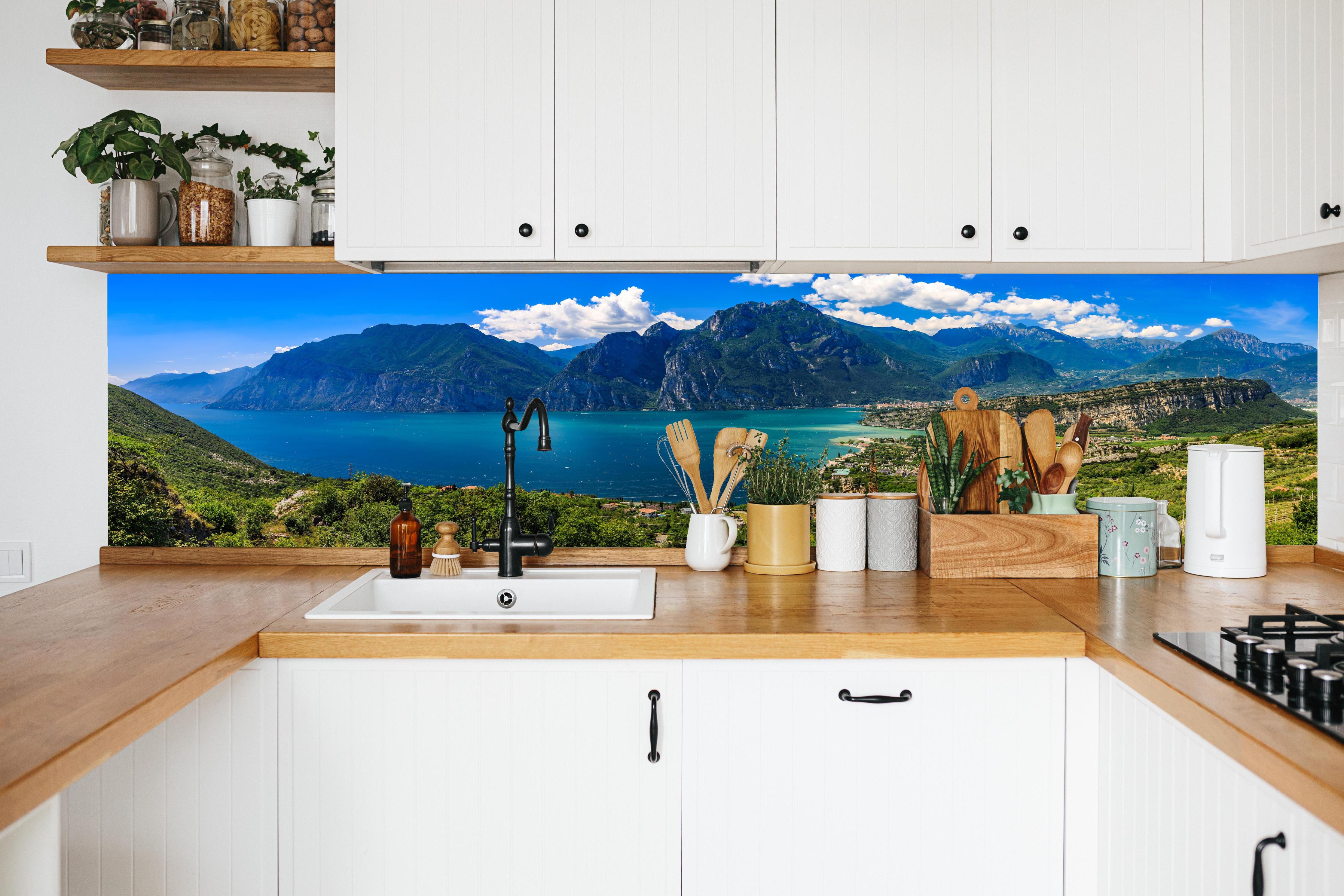 Küche - Gardasee Panorama in Blau und Grün in weißer Küche hinter Gewürzen und Kochlöffeln aus Holz