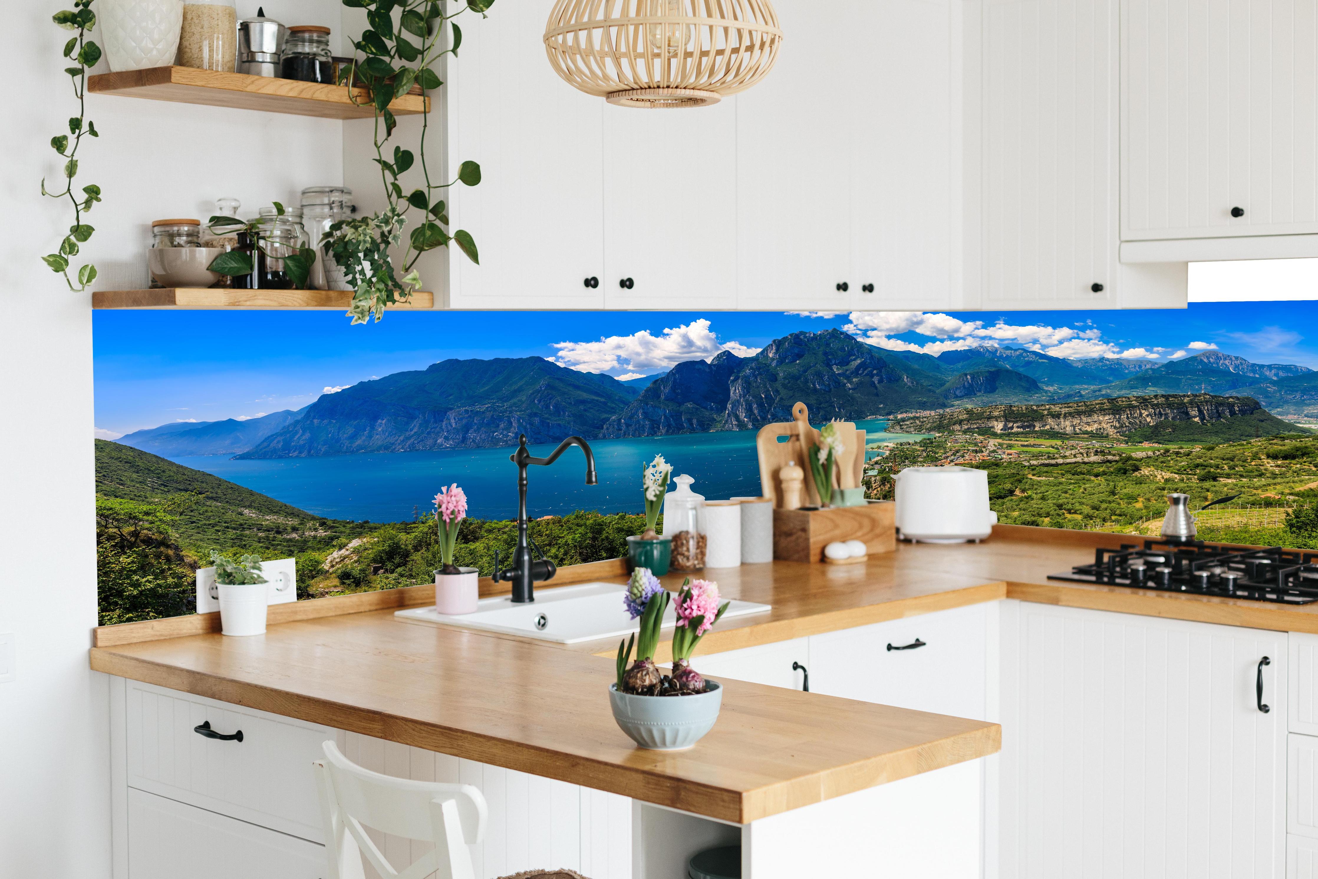 Küche - Gardasee Panorama in Blau und Grün in lebendiger Küche mit bunten Blumen