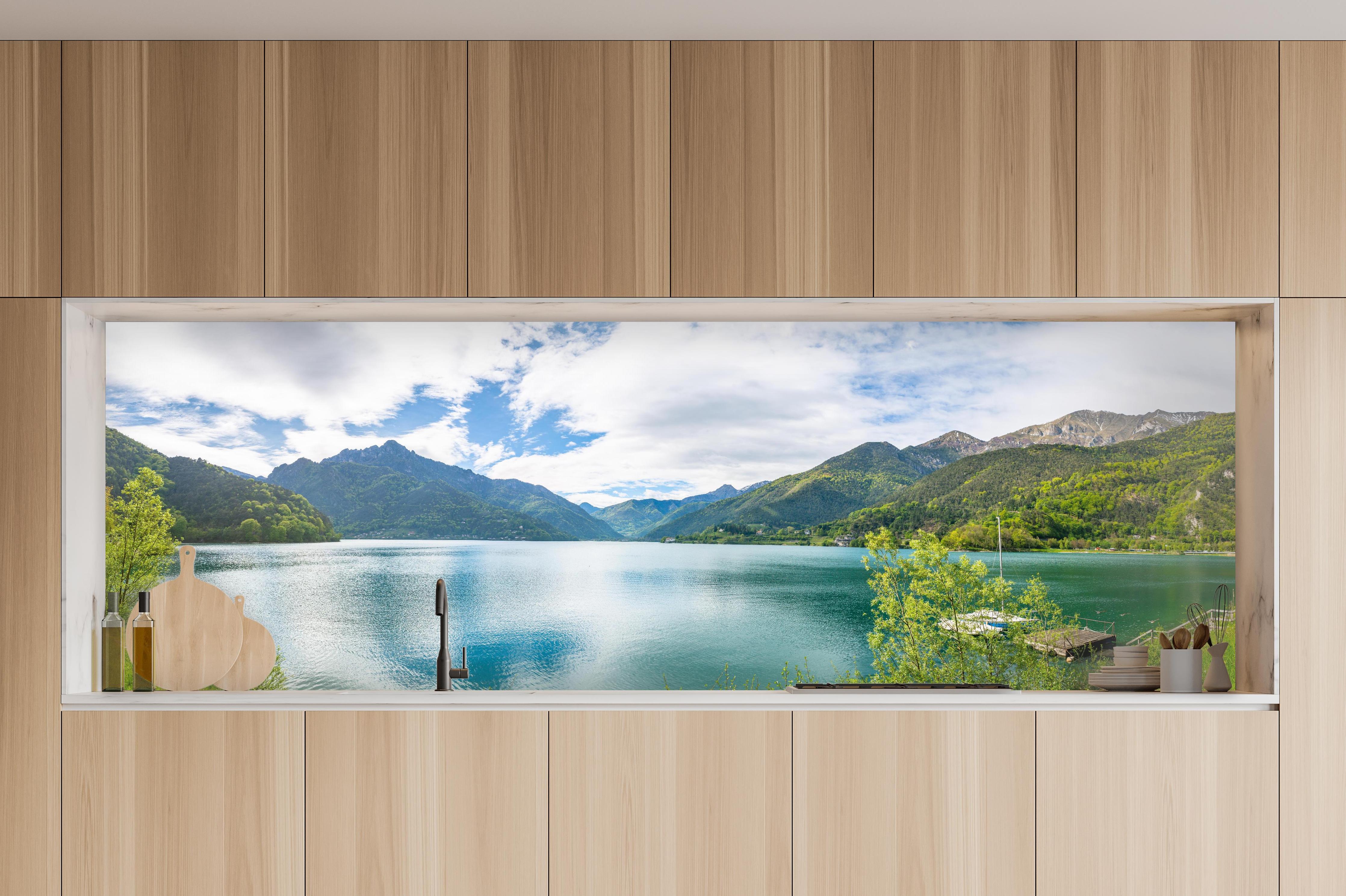 Küche - Gardasee Türkis-Grünes Panorama in charakteristischer Vollholz-Küche mit modernem Gasherd