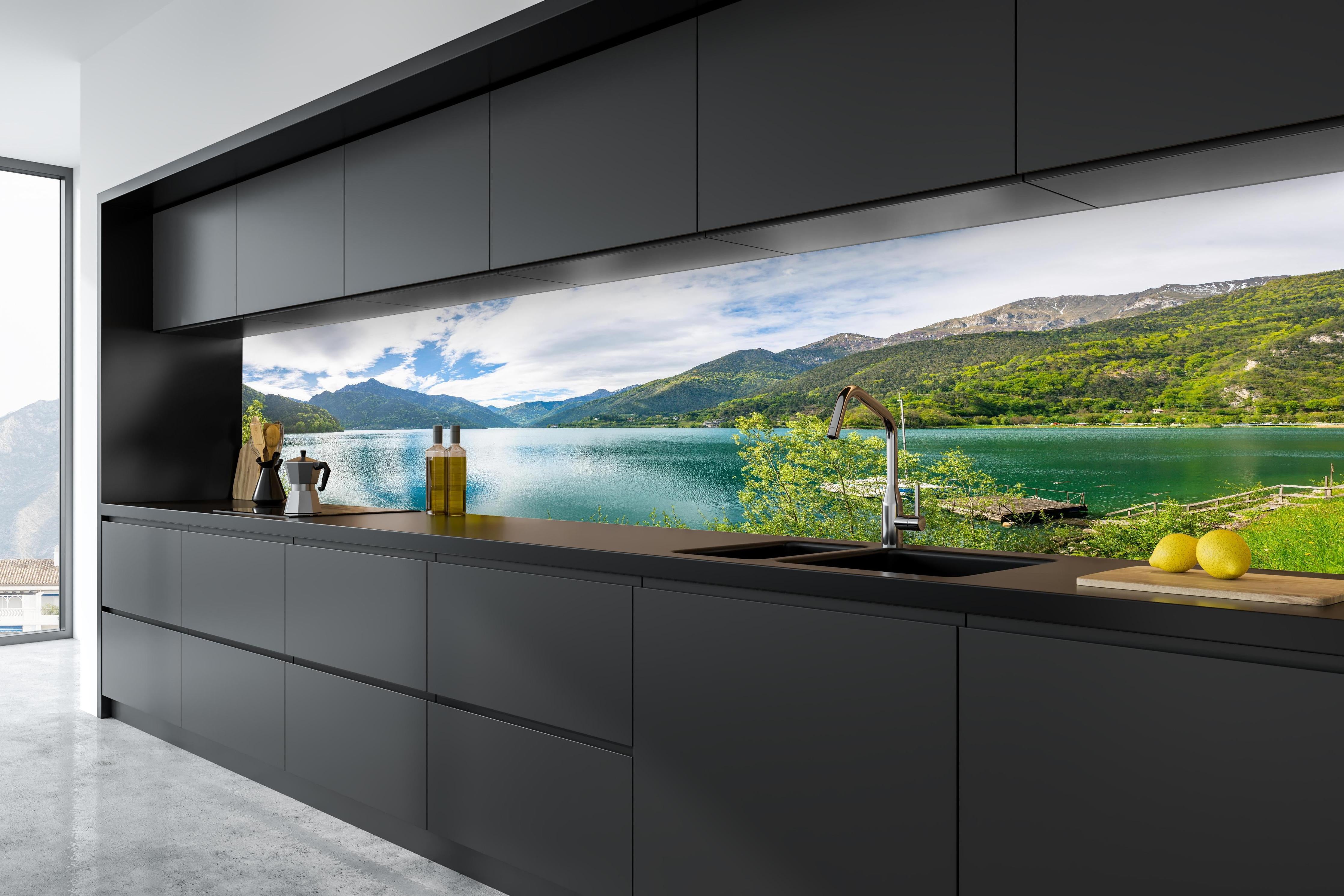 Küche - Gardasee Türkis-Grünes Panorama in tiefschwarzer matt-premium Einbauküche