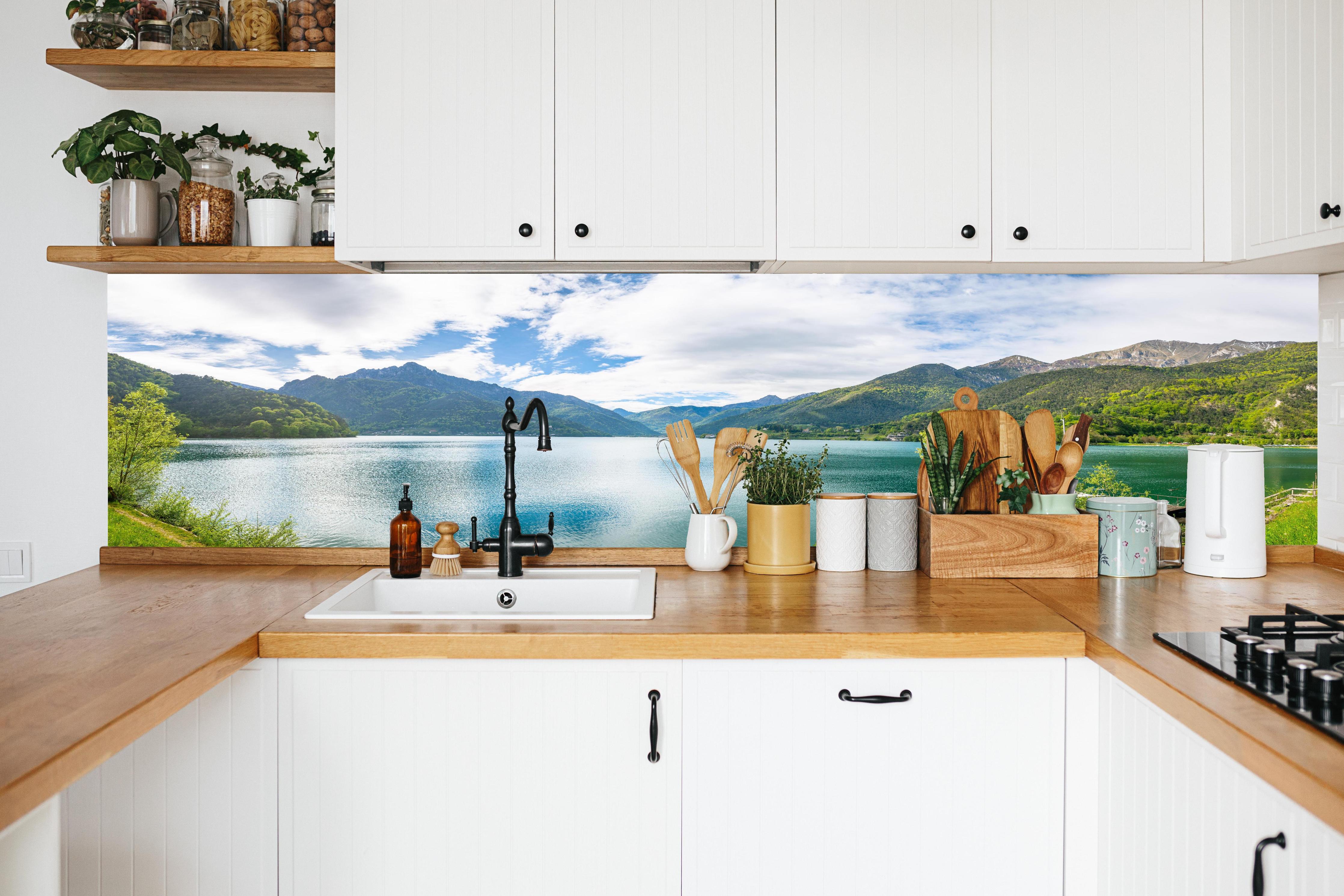 Küche - Gardasee Türkis-Grünes Panorama in weißer Küche hinter Gewürzen und Kochlöffeln aus Holz