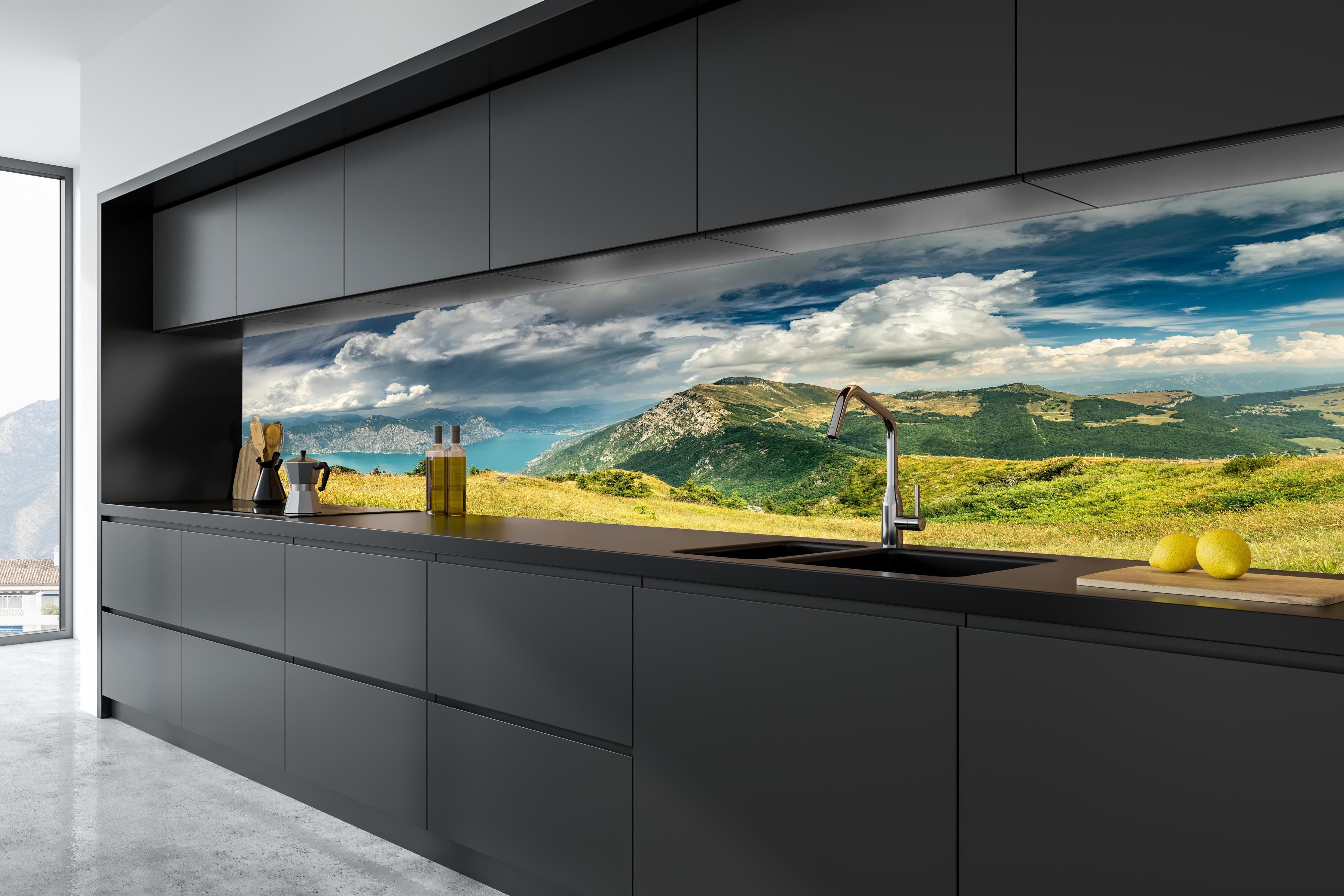 Küche - Gardasee – Harmonie in Blau-Grün in tiefschwarzer matt-premium Einbauküche