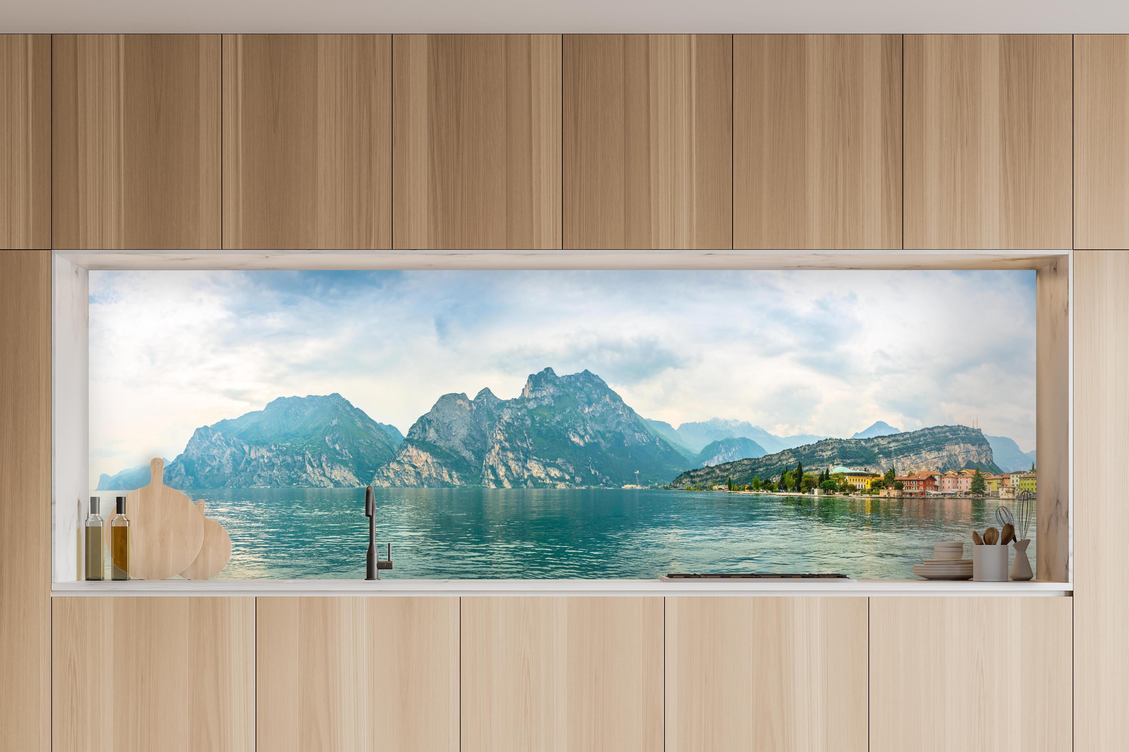 Küche - Gardasee im Farbenspiel von Himmel und Natur in charakteristischer Vollholz-Küche mit modernem Gasherd