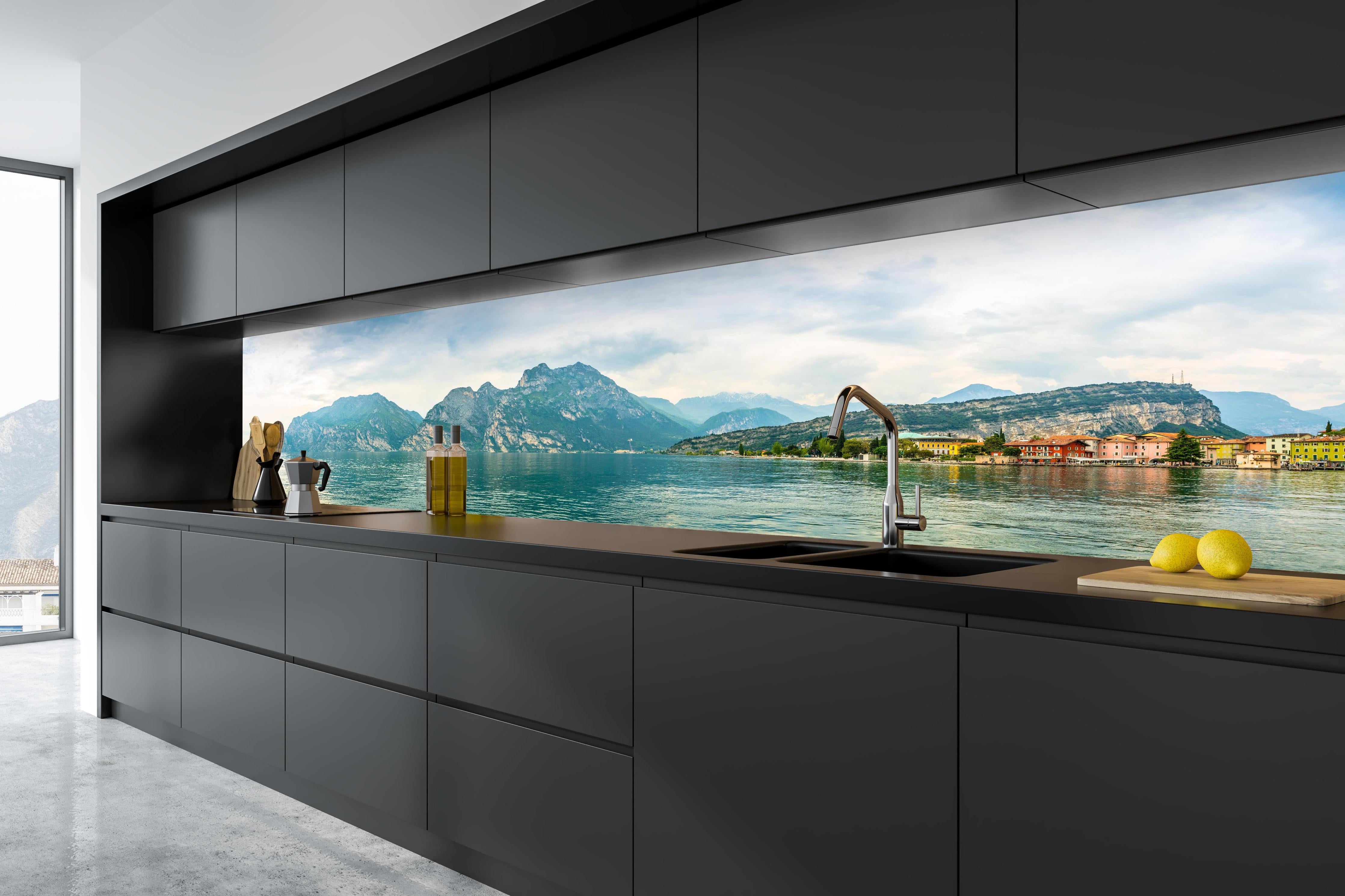 Küche - Gardasee im Farbenspiel von Himmel und Natur in tiefschwarzer matt-premium Einbauküche