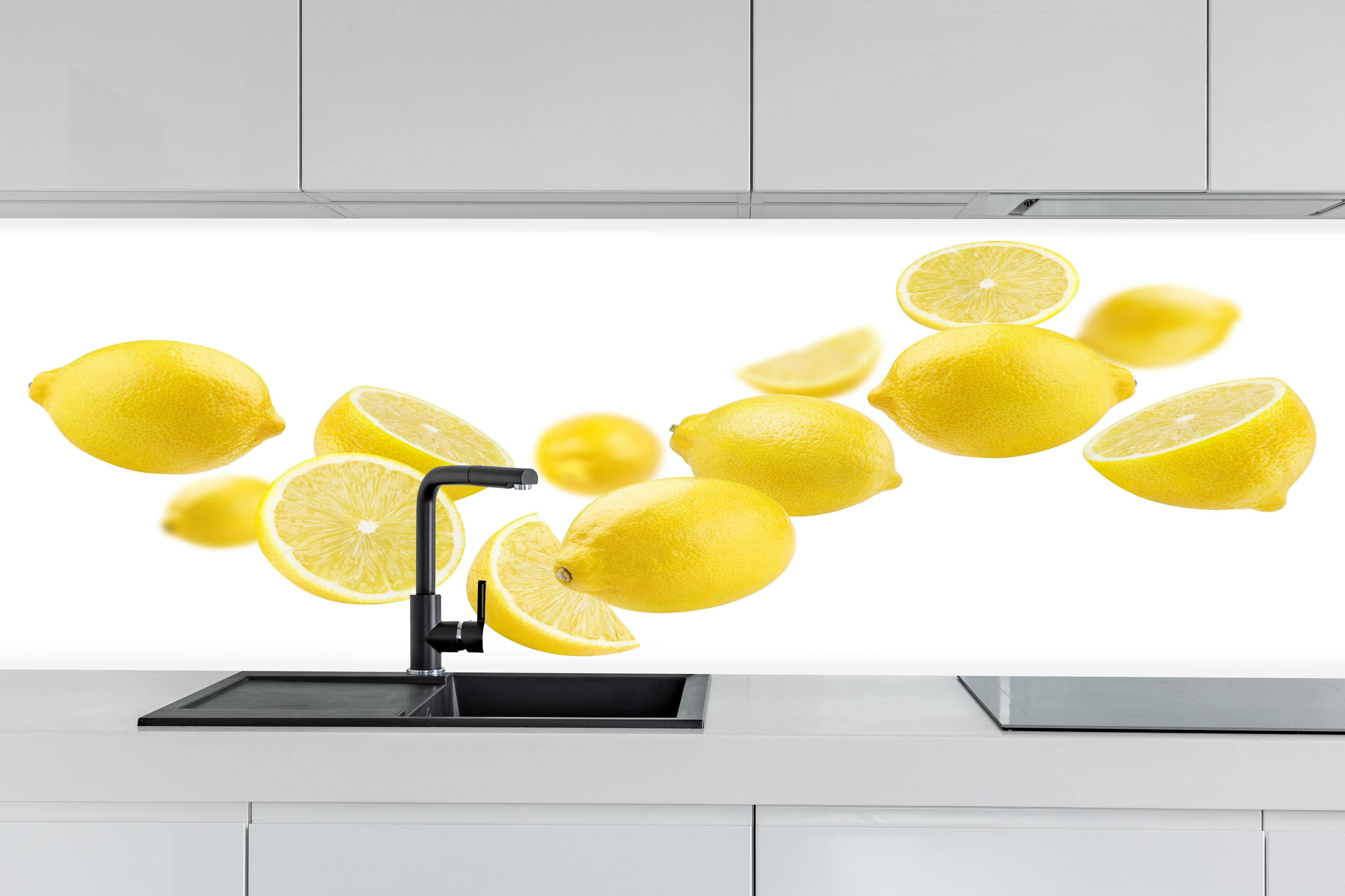 Küche - Gelbe Zitronen Stillleben hinter weißen Hochglanz-Küchenregalen und schwarzem Wasserhahn