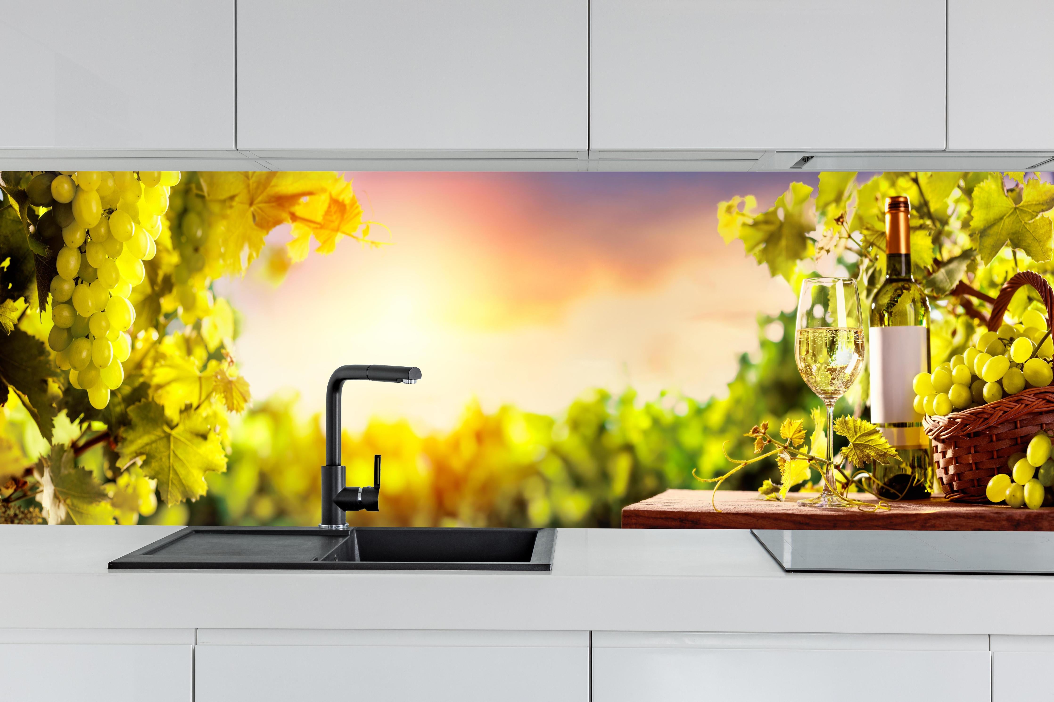 Küche - Goldgrüner Weinberg bei Sonnenuntergang hinter weißen Hochglanz-Küchenregalen und schwarzem Wasserhahn