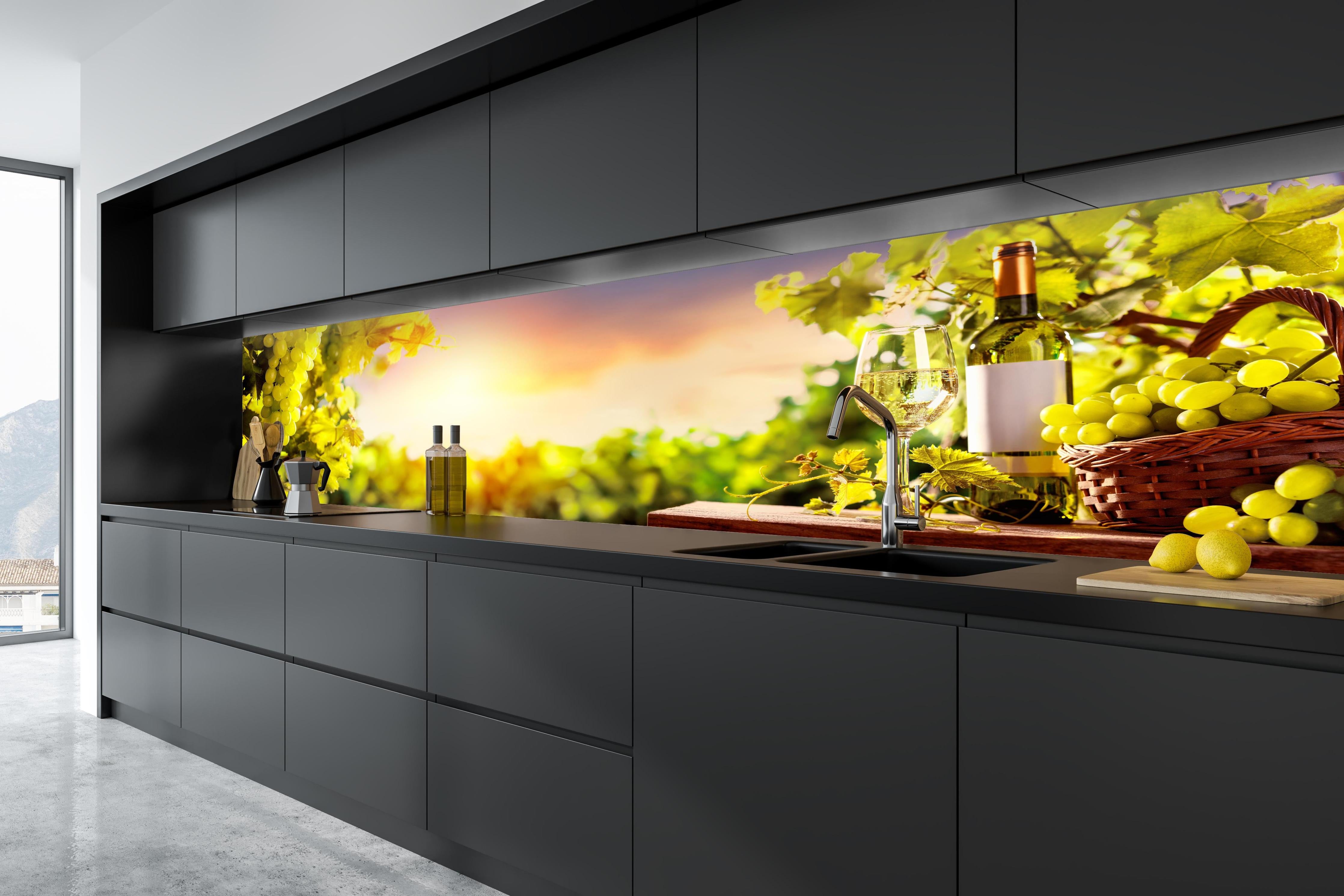Küche - Goldgrüner Weinberg bei Sonnenuntergang in tiefschwarzer matt-premium Einbauküche