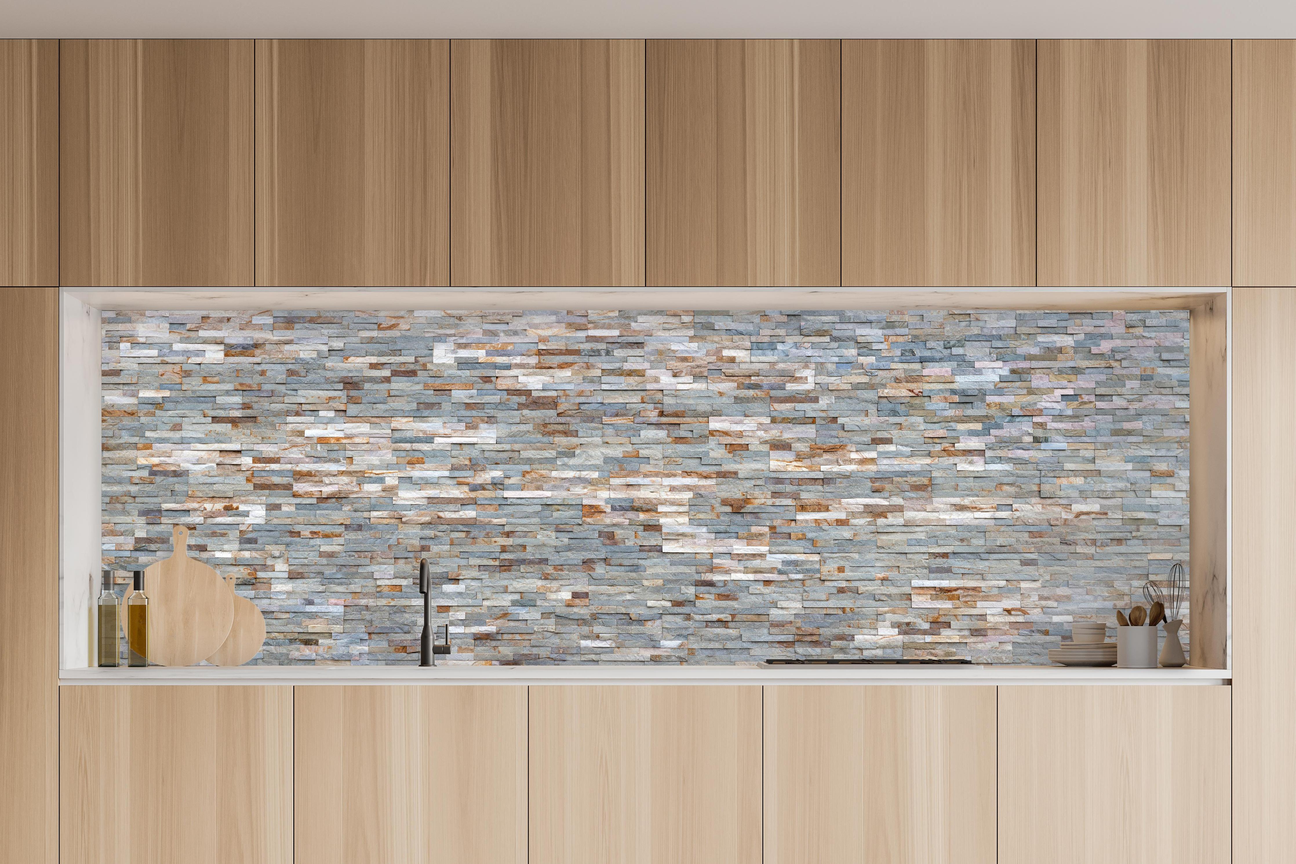 Küche - Grau-Beige Steinmauer Textur in charakteristischer Vollholz-Küche mit modernem Gasherd