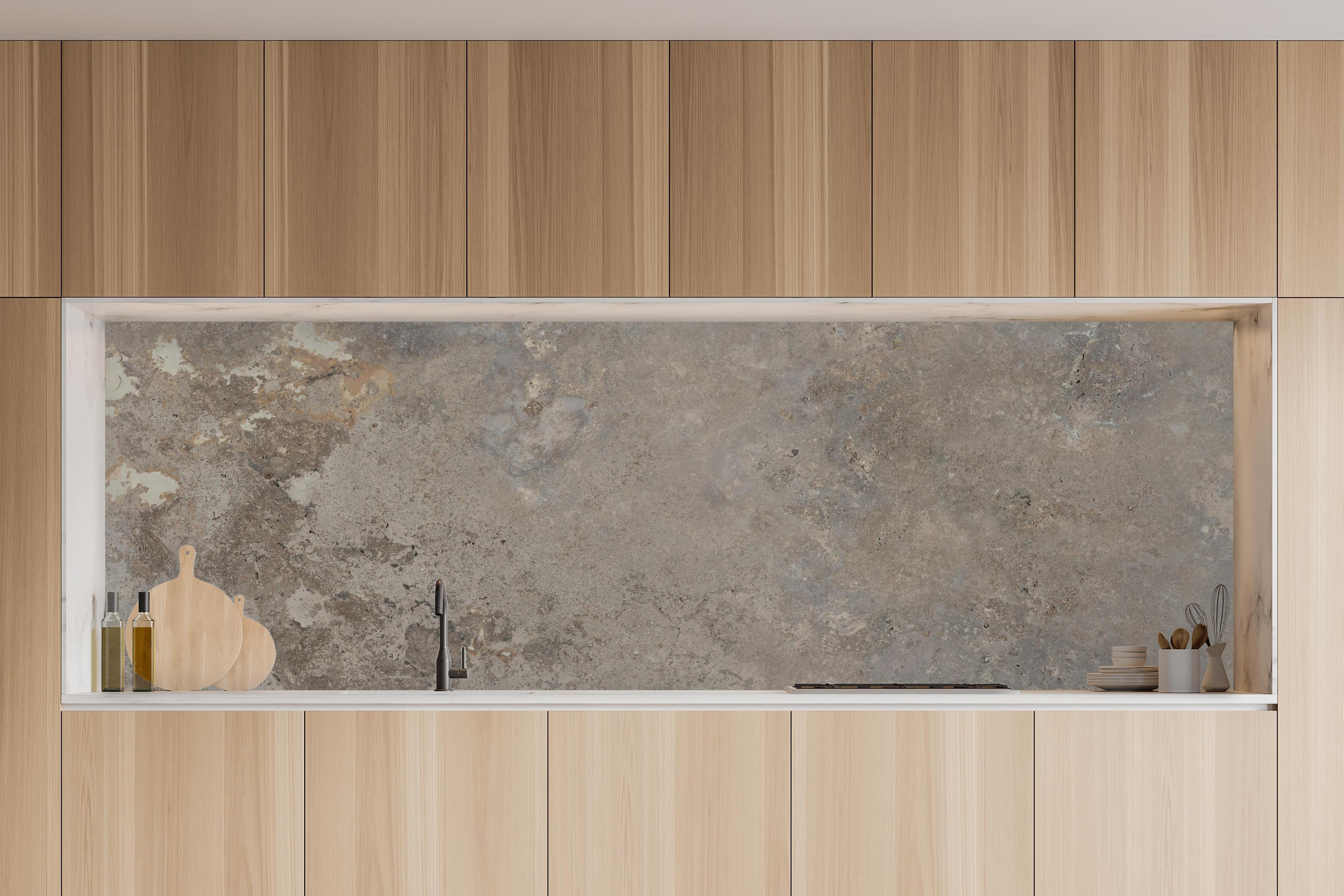 Küche - Grau-Braune Steinwand-Textur in charakteristischer Vollholz-Küche mit modernem Gasherd